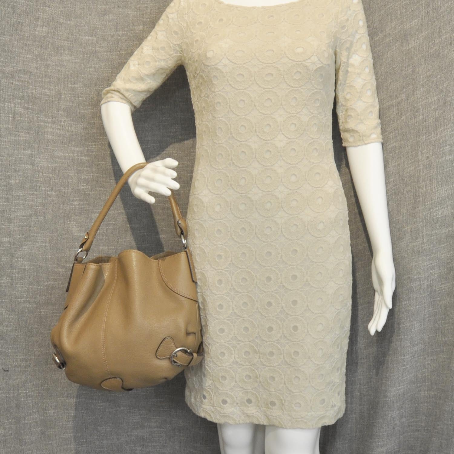 FASHIONPHILE SALVATOREFERRAGAMOCalfskinGanciniBuckleHoboTan 2 of 9