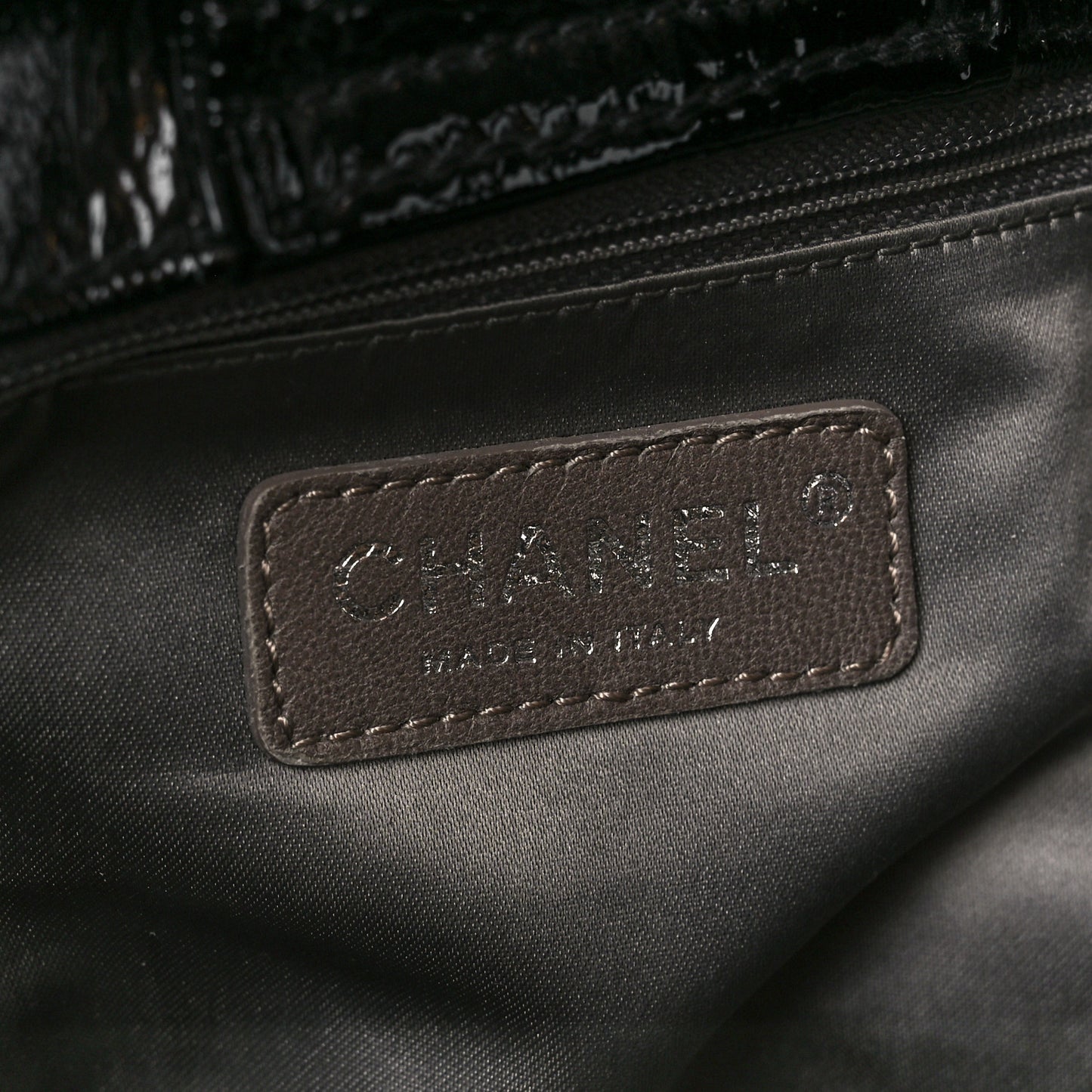 Crinkled Patent Modern Chain Flap Black