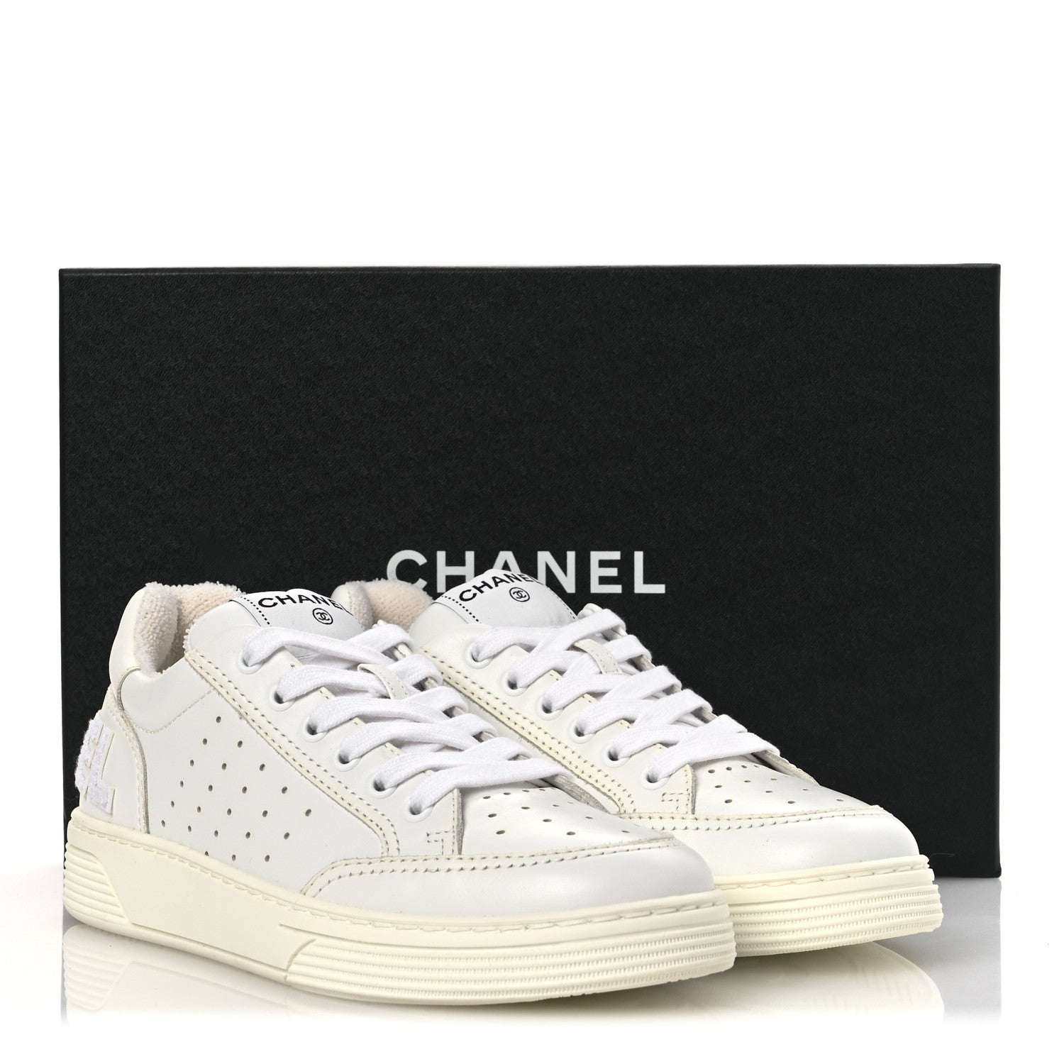 CHANEL 楽1番 Chanel Calfskin Womens Logo Sneakers 38 White 1748344 – FASHIONPHILE