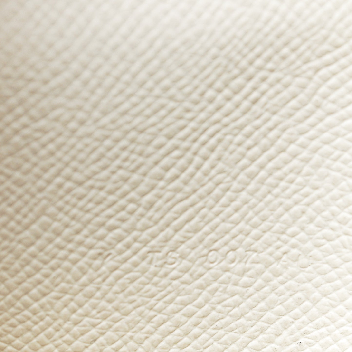 Epsom Kelly Pocket Compact Wallet Craie