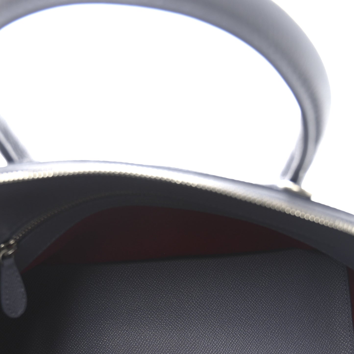 Signature Grained Calfskin Logo S Ville Top Handle Bag Gris Perle Fonce White