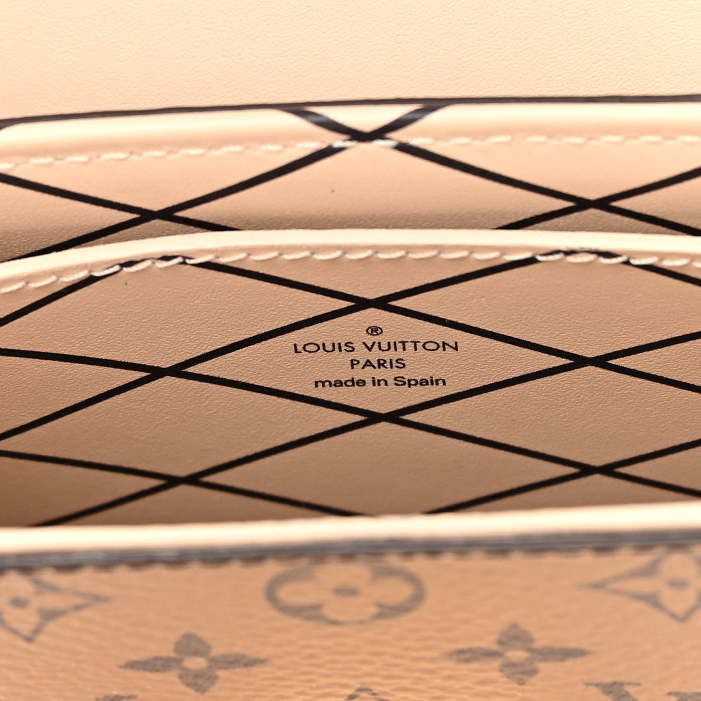 Reverse Monogram Pochette Trunk Verticale