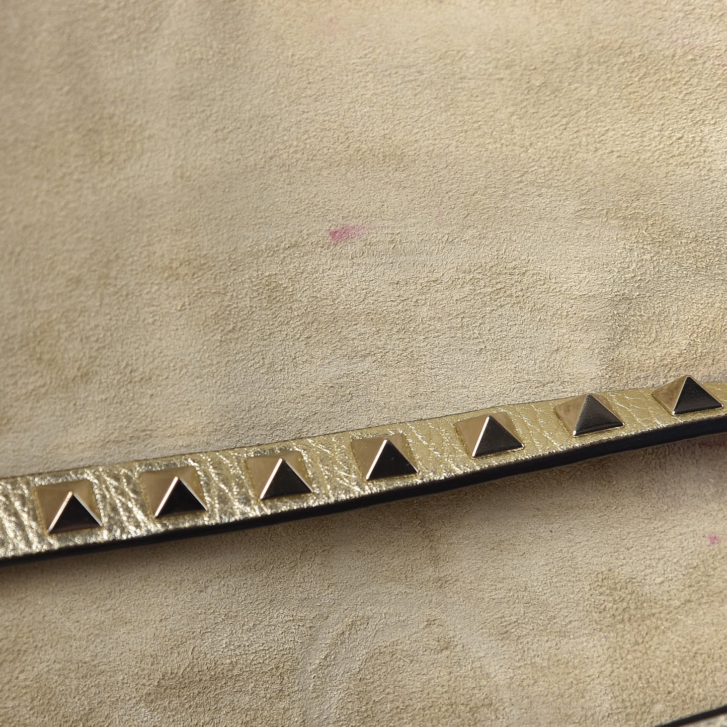 Metallic Pebbled Calfskin Medium Rockstud Flip Lock Crossbody Bag Platino