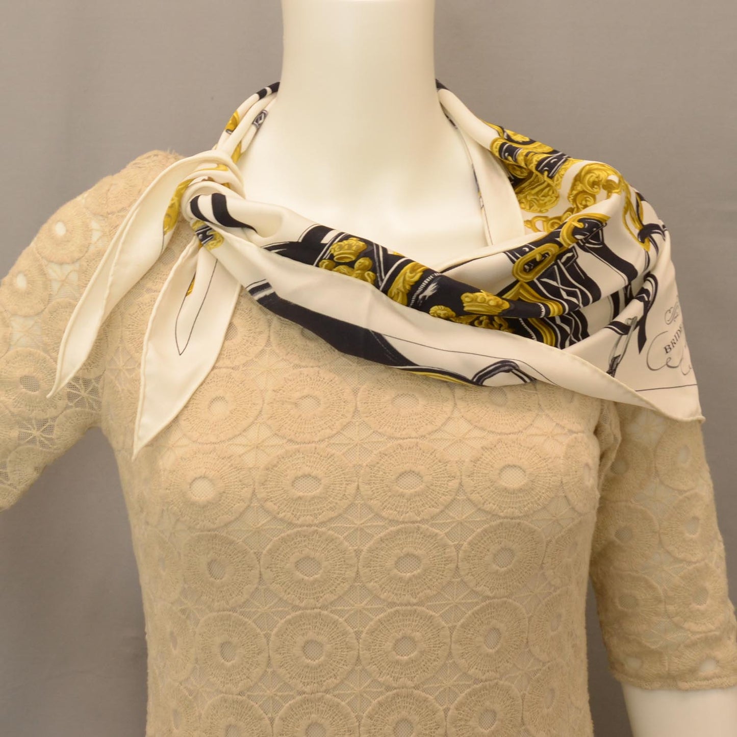 Silk Pointu Triangle Brides de Gala Scarf
