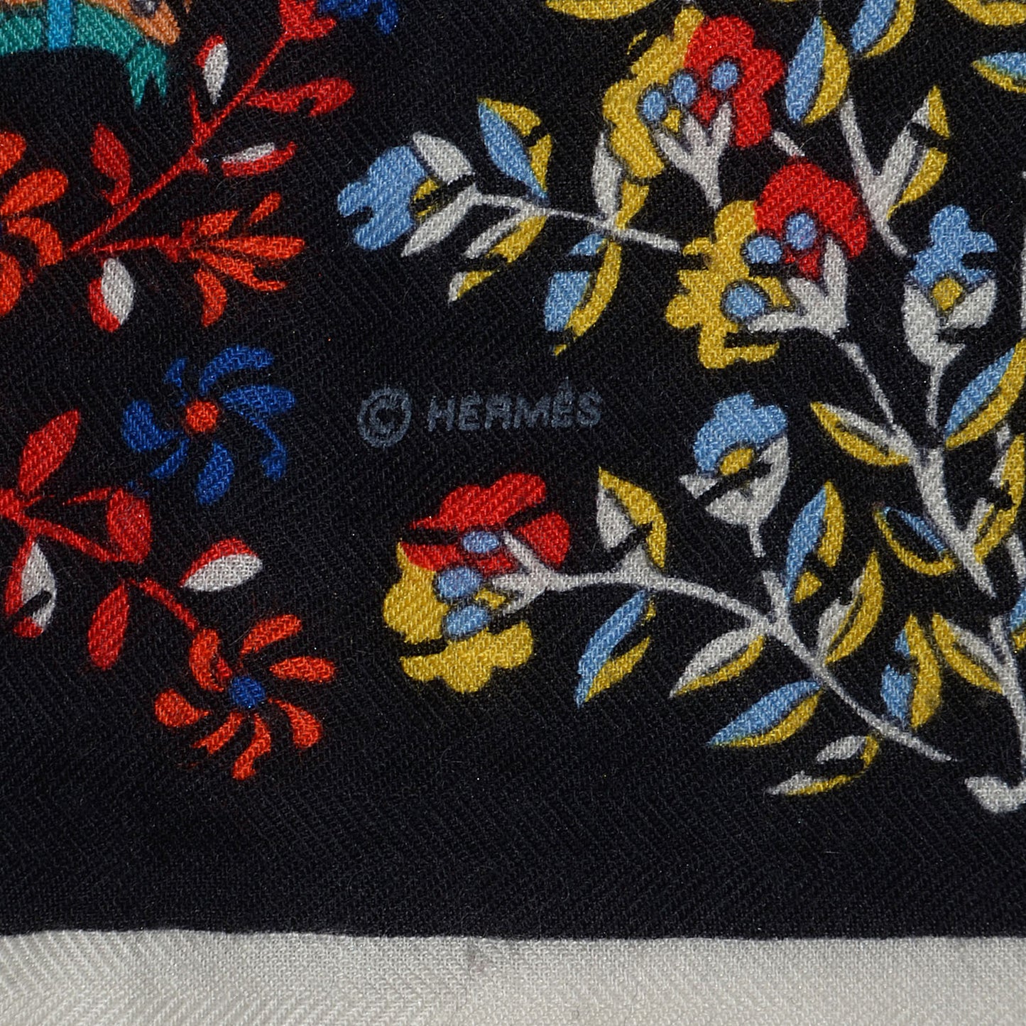 Cashmere Silk Pique Fleuri de Provence Shawl 140 Blanc Noir Multicolor
