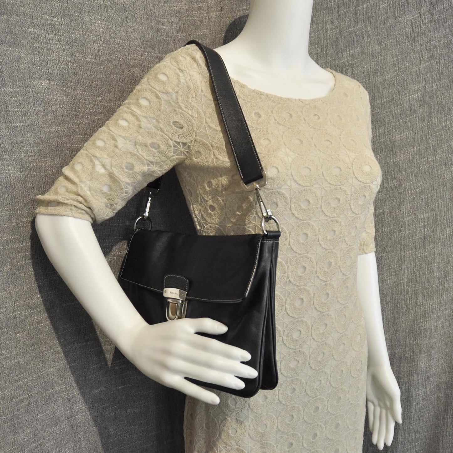 Leather Pushlock Flap Shoulder Bag Black