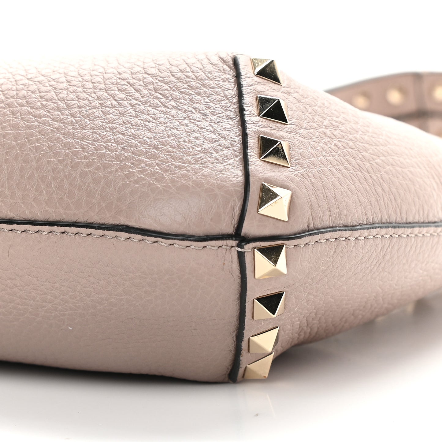 Pebbled Calfskin Small Rockstud Flip Lock Hobo Poudre