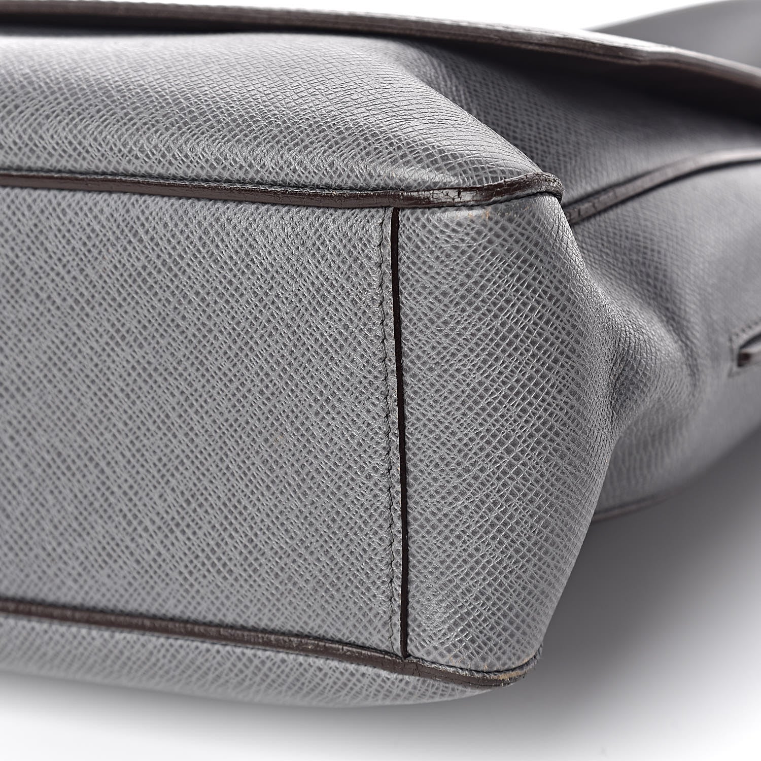 Louis Vuitton Taiga Milo Messenger Glacier 10 of 13