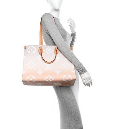 Louis Vuitton Monogram Giant By The Pool OnTheGo GM Brume 2 of 16