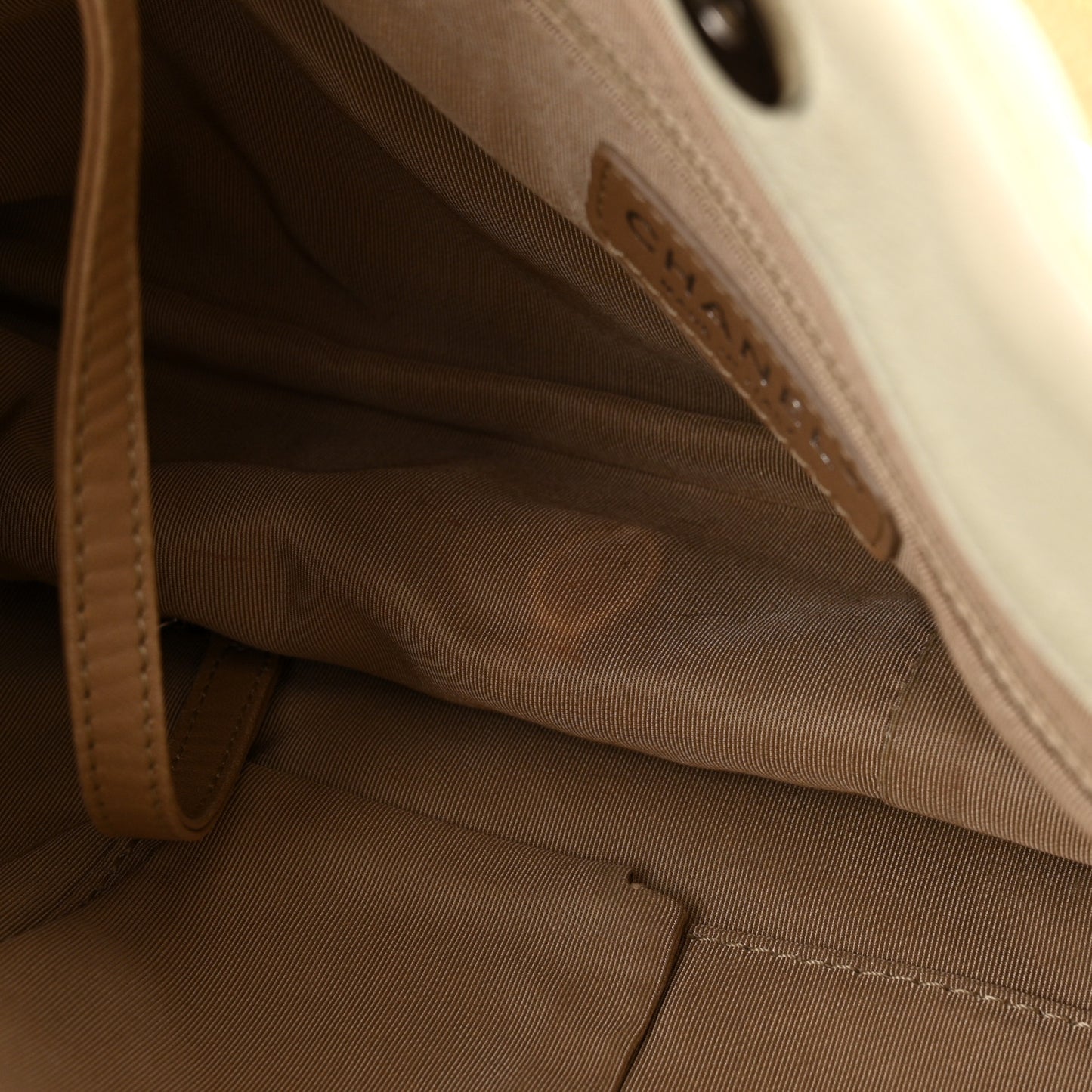 Caviar Quilted Expandable Zip Shoulder Bag White