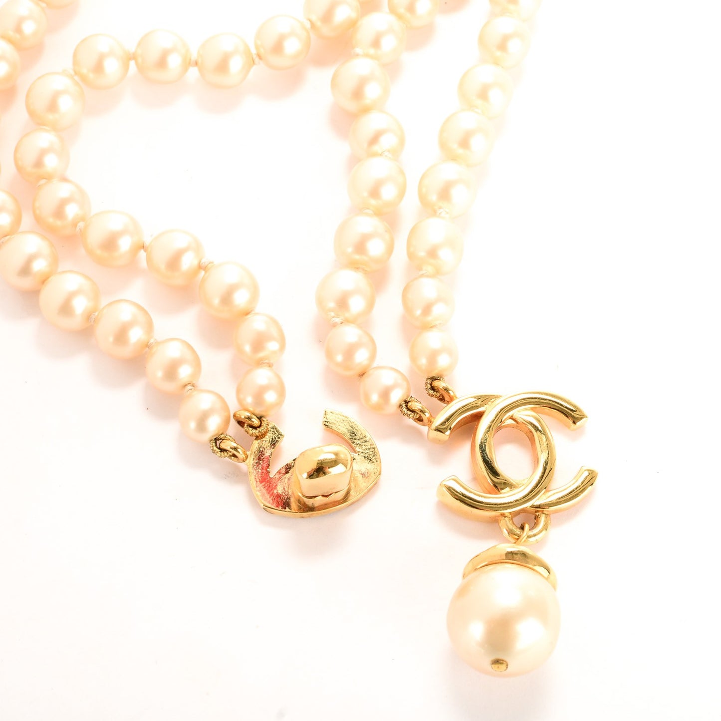 Pearl CC Turn Lock Short Necklace Gold