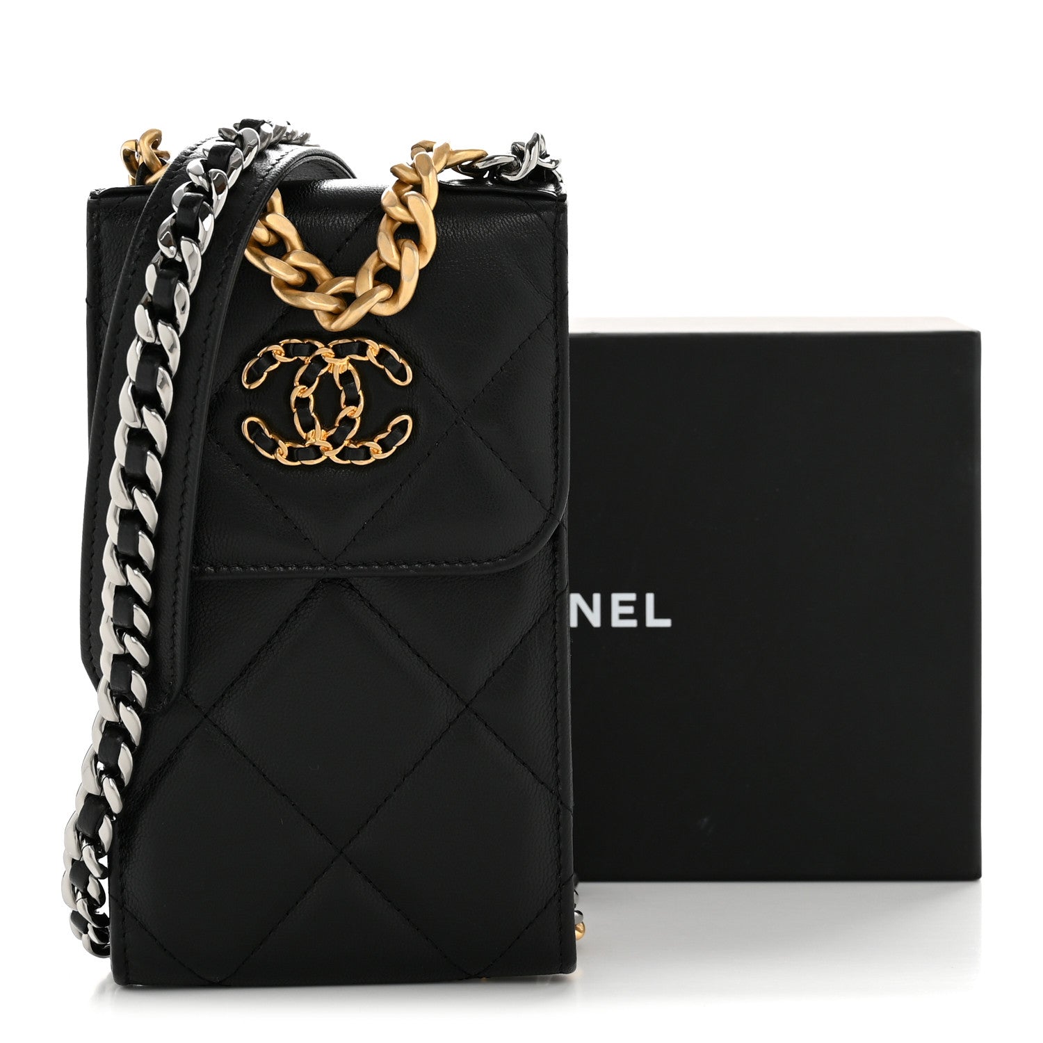 ✨CHANEL黒×ゴールド 艶やかキルティング iPhone13.14.15✨ Chanel Lambskin Quilted Chanel 19 Phone Holder With Chain Black