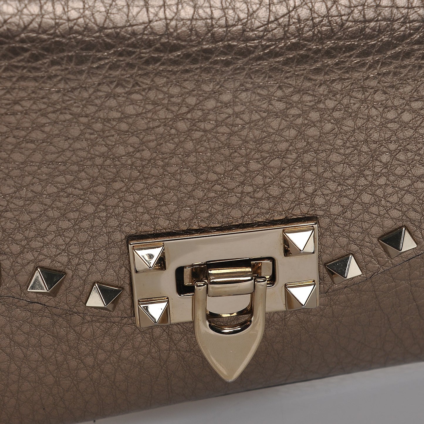 Metallic Pebbled Calfskin Medium Rockstud Flip Lock Crossbody Bag Sasso