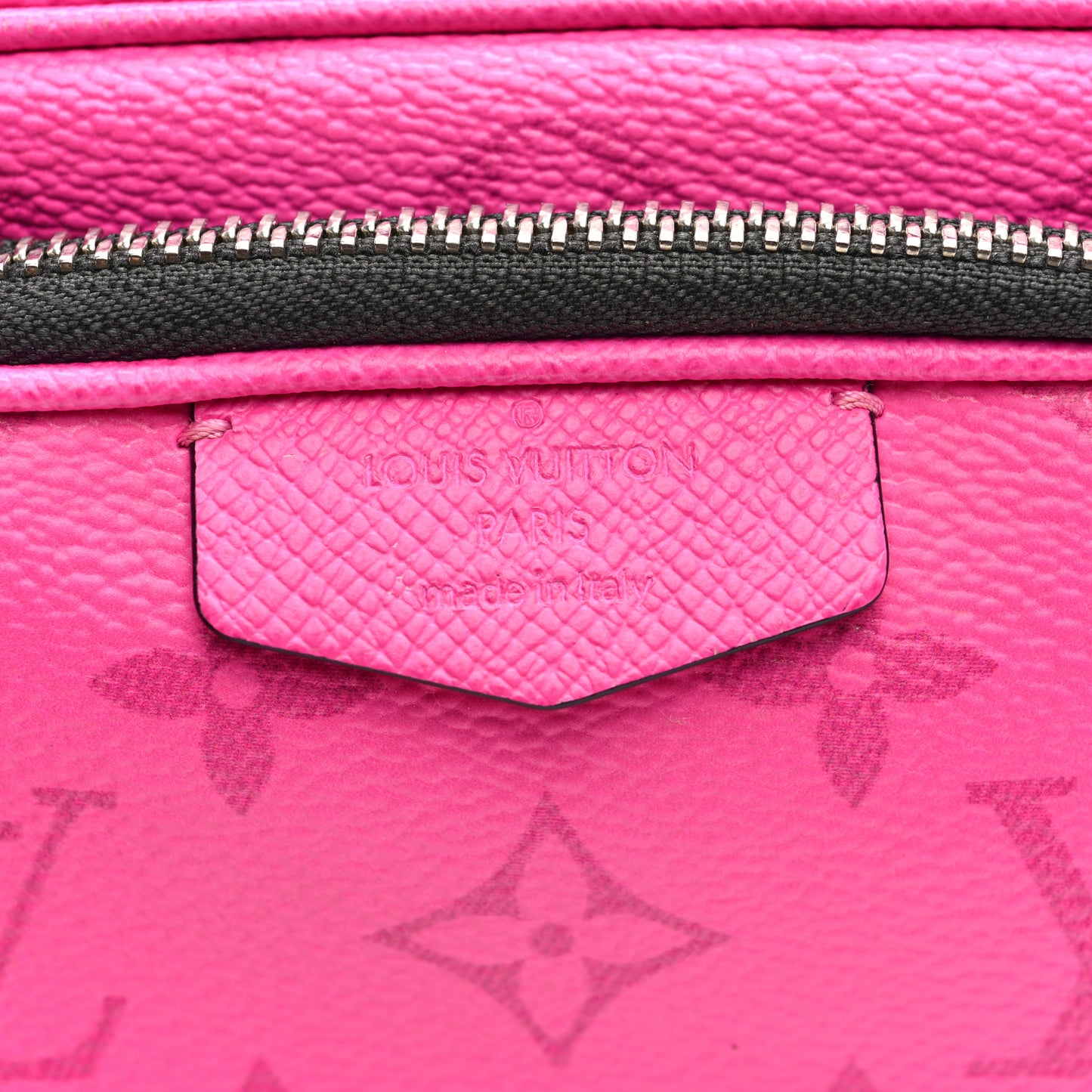 Taigarama Outdoor Pouch Fuchsia