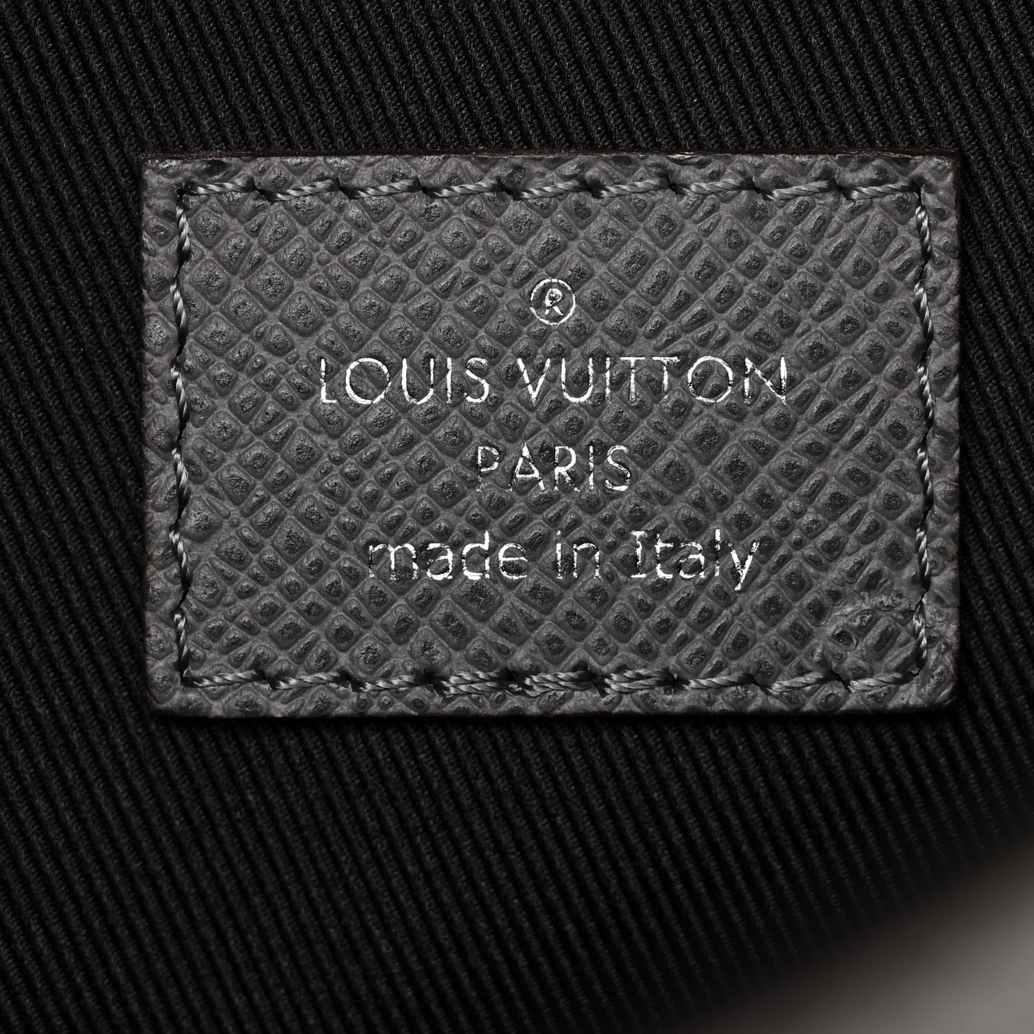 Louis Vuitton Taiga New Flap Messenger Gris 6 of 10