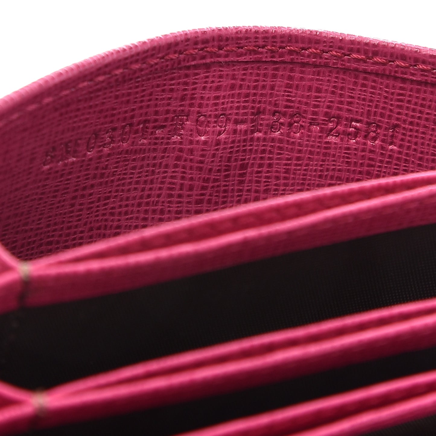 Vitello Elite Gusseted Card Holder Ciclamino