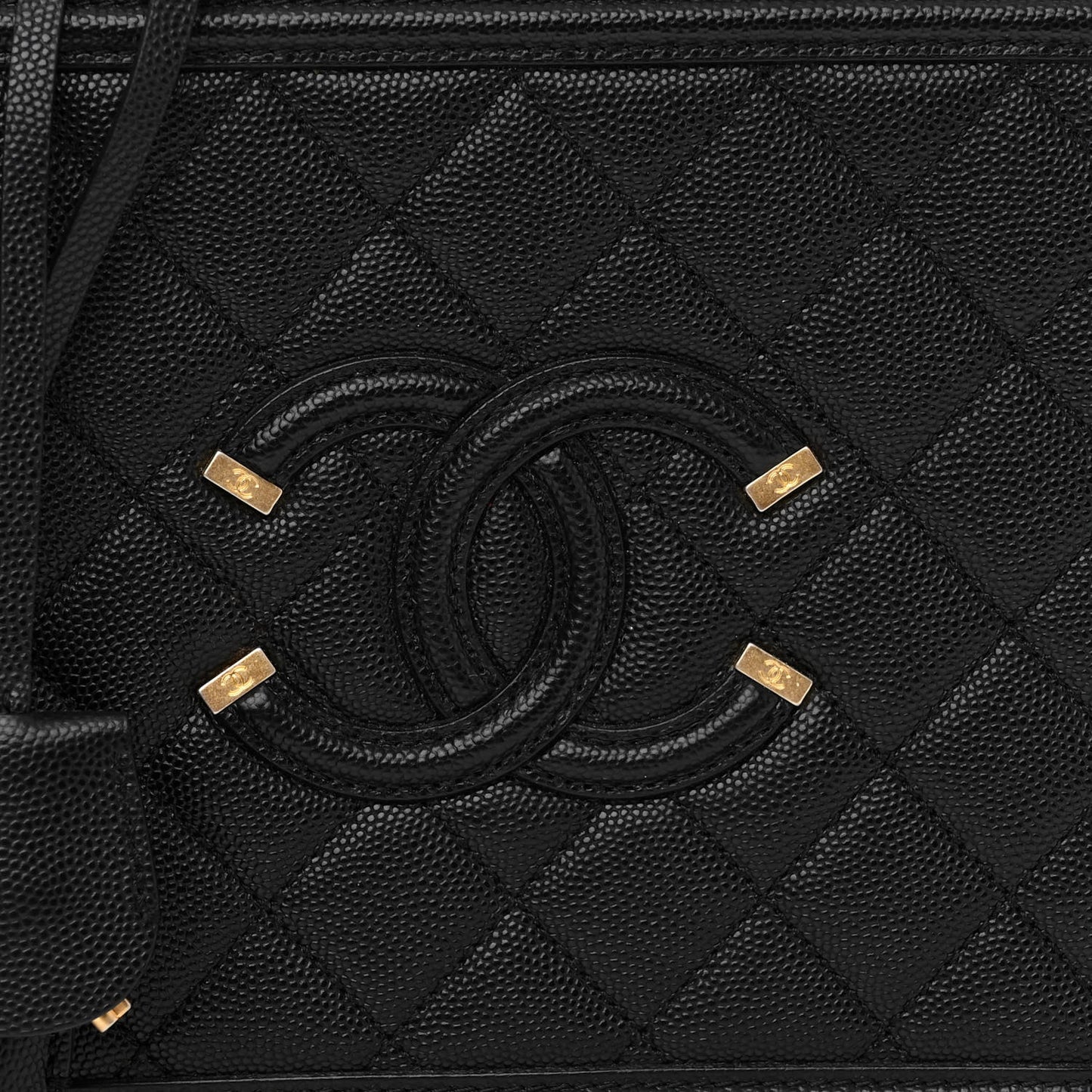 Caviar Quilted Medium CC Filigree Vanity Case Black