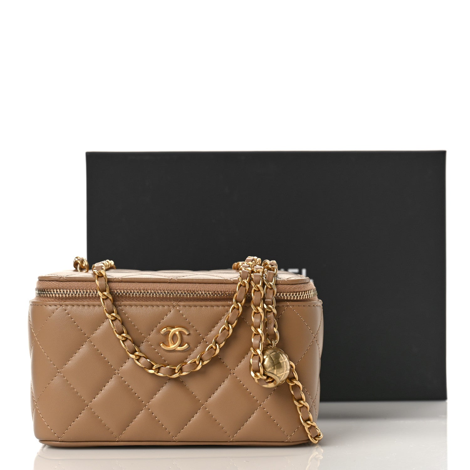 CHANEL ベージュ キルティング ノベルティ ケース Chanel Lambskin Quilted Pearl Crush Small Vanity Case With Chain