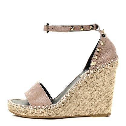 Valentino Garavani Grained Calfskin Rockstud Ankle Strap Espadrille 15/105mm Wedge Sandals 35 Poudre Natural 1 of 17