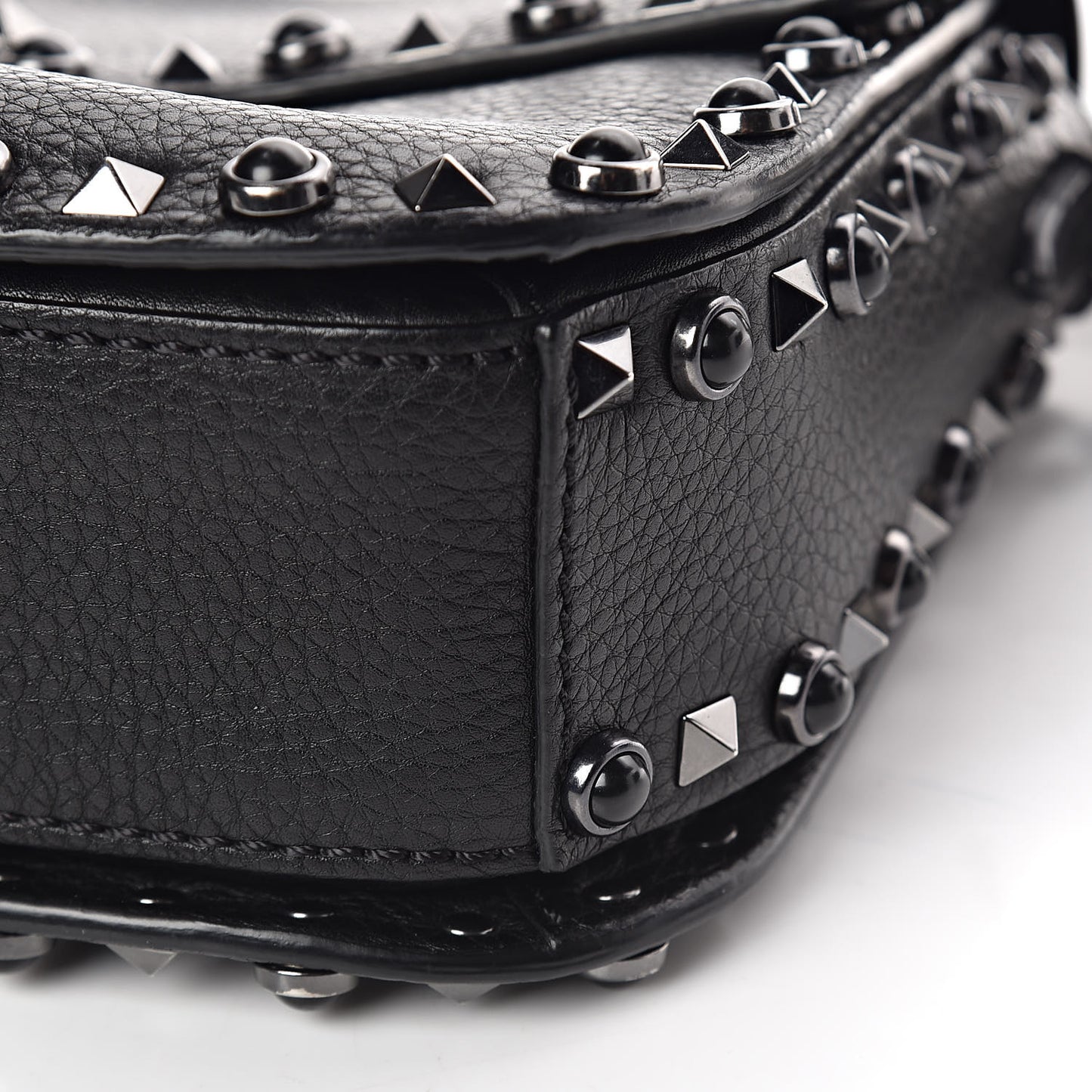 Pebbled Calfskin Onyx Medium Guitar Strap Rockstud Rolling Flap Saddle Bag Black
