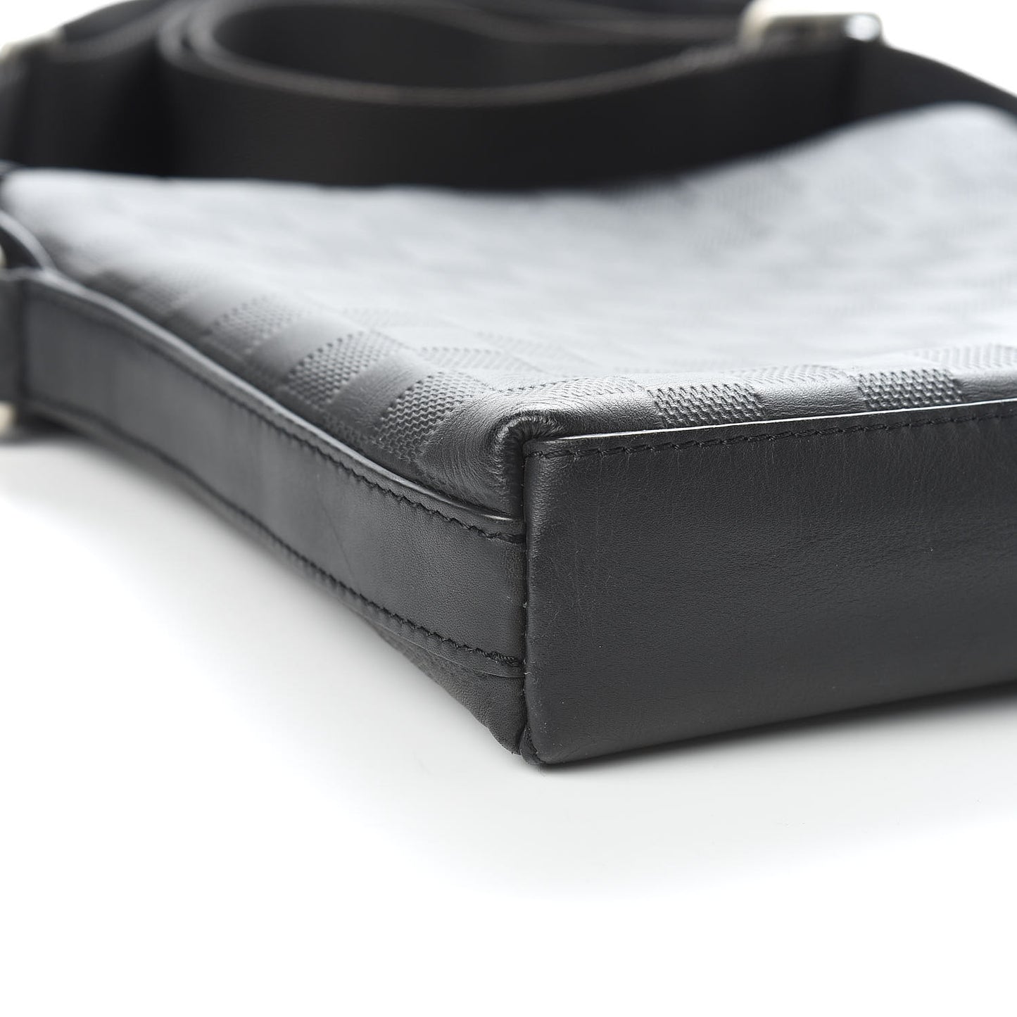 Damier Infini Discovery Messenger BB Onyx