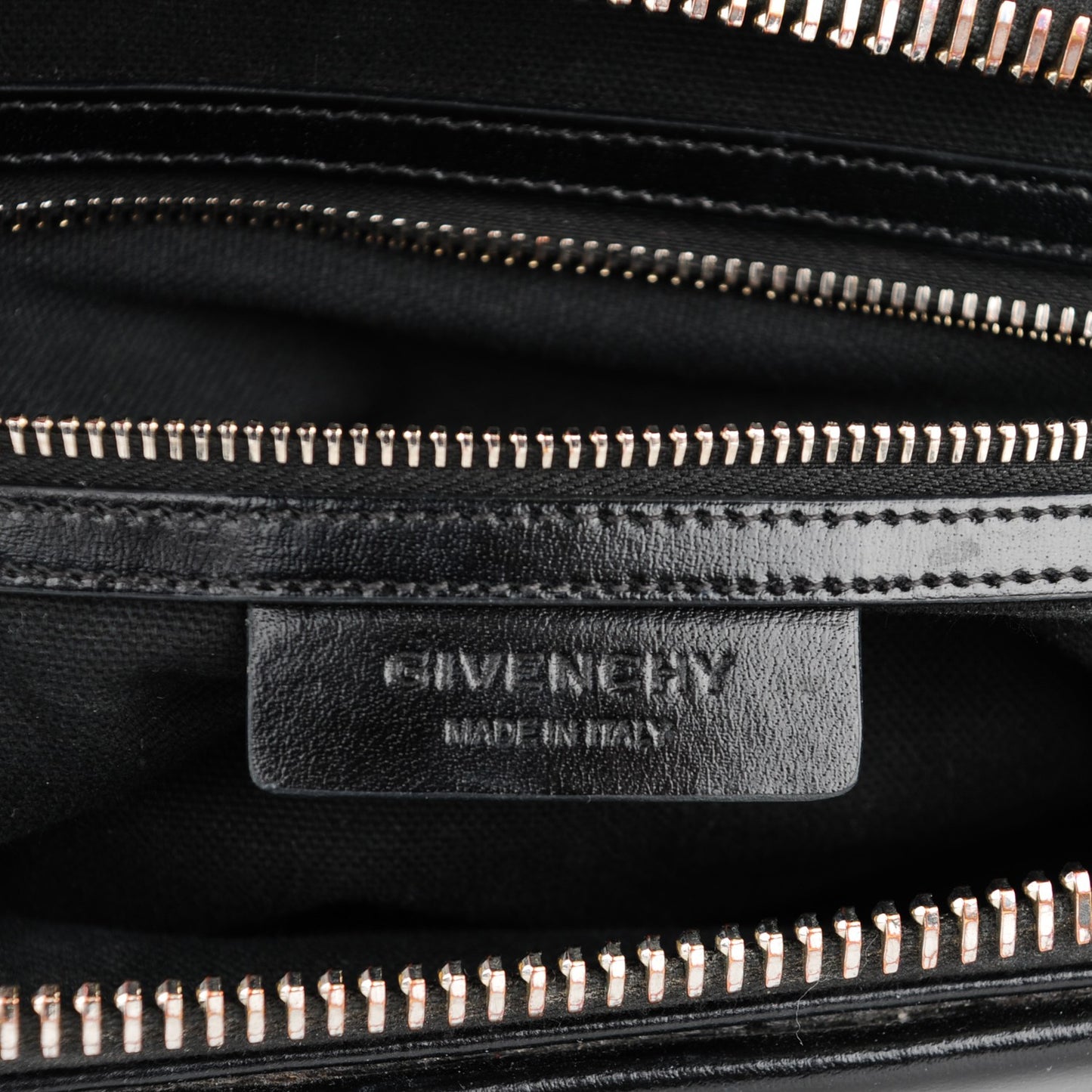 Shiny Lord Calfskin Medium Antigona Black