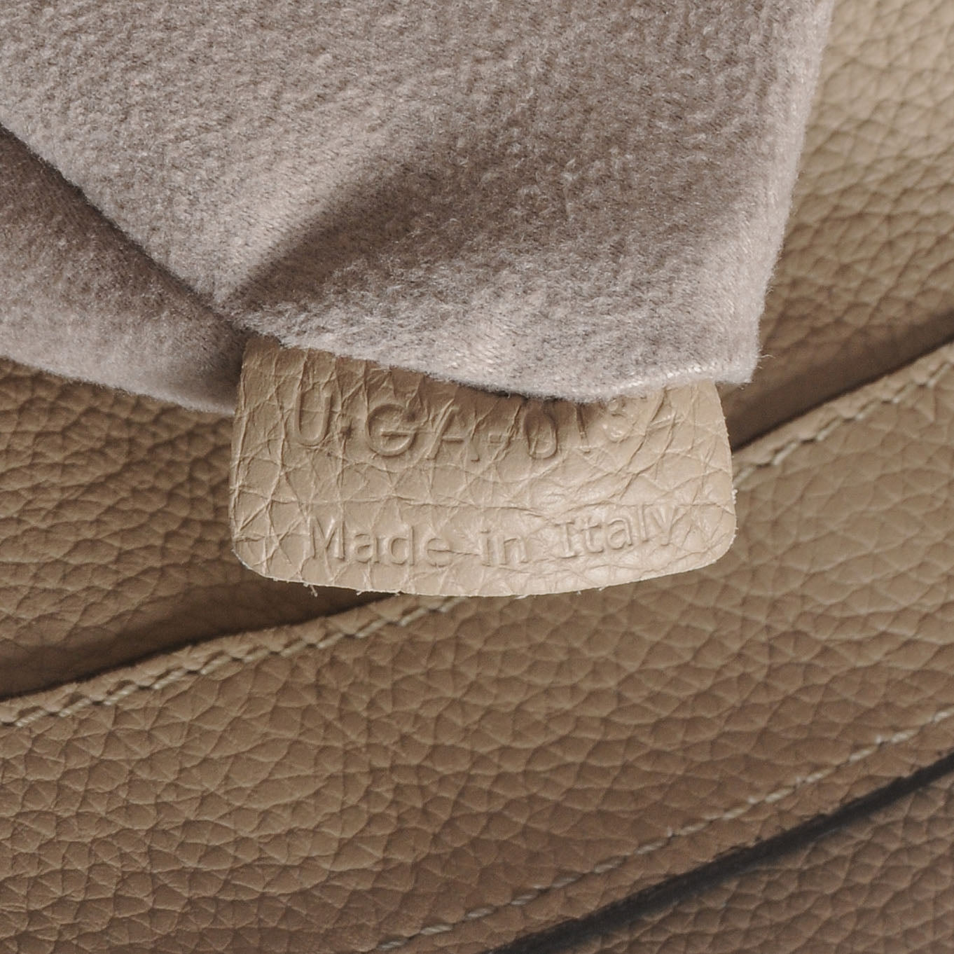 Drummed Leather Medium Luggage Dune