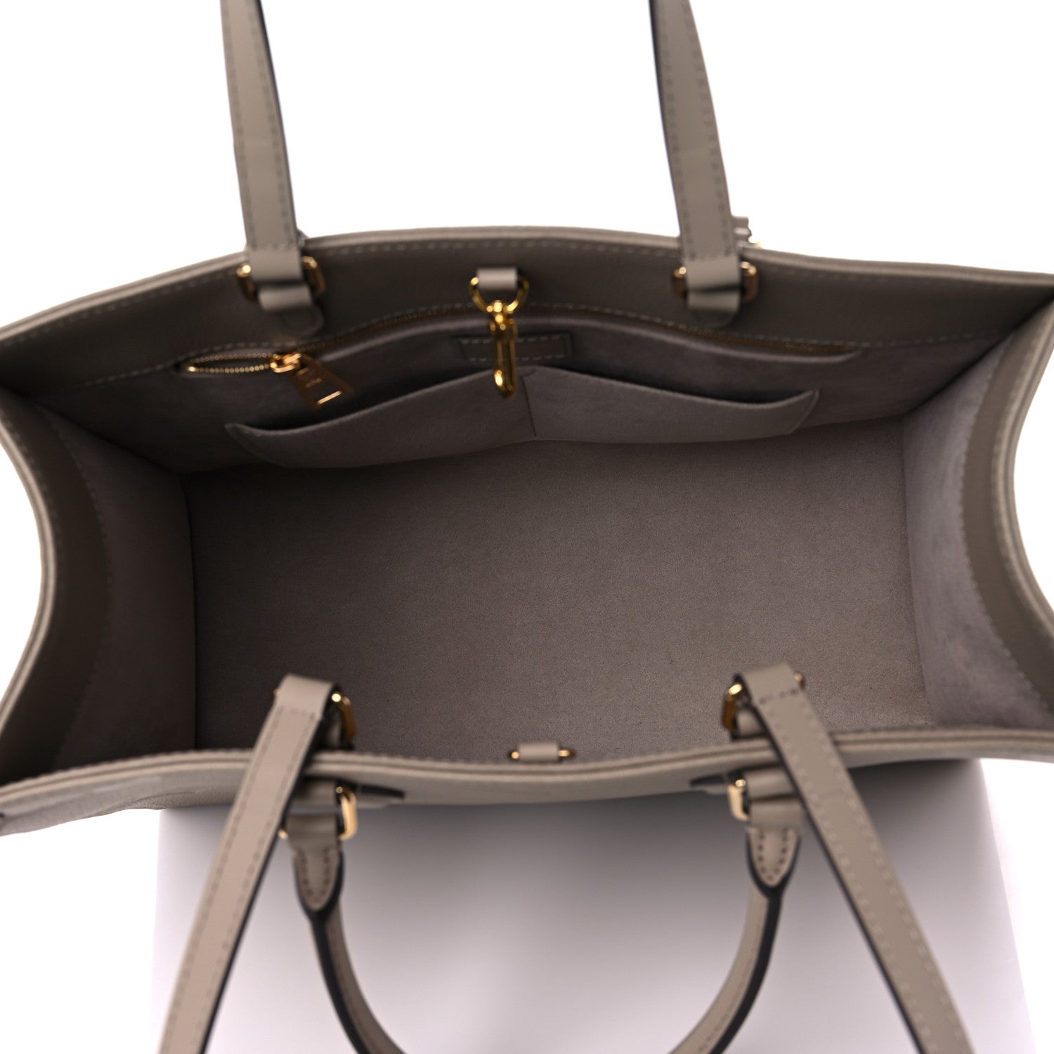 Louis Vuitton Empreinte Monogram Giant Onthego MM Tourterelle 5 of 8