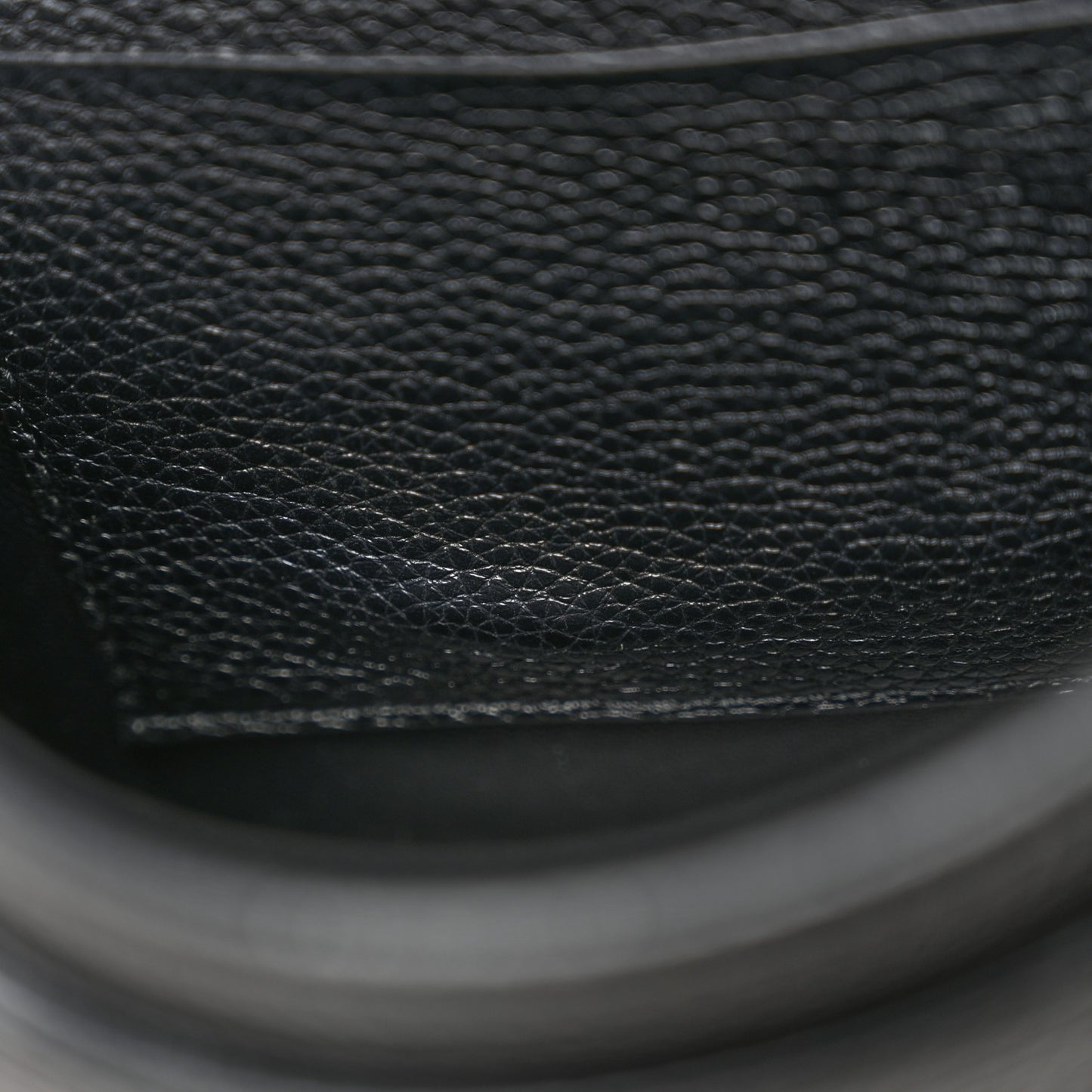 Grained Calfskin Besace Small 16 Black