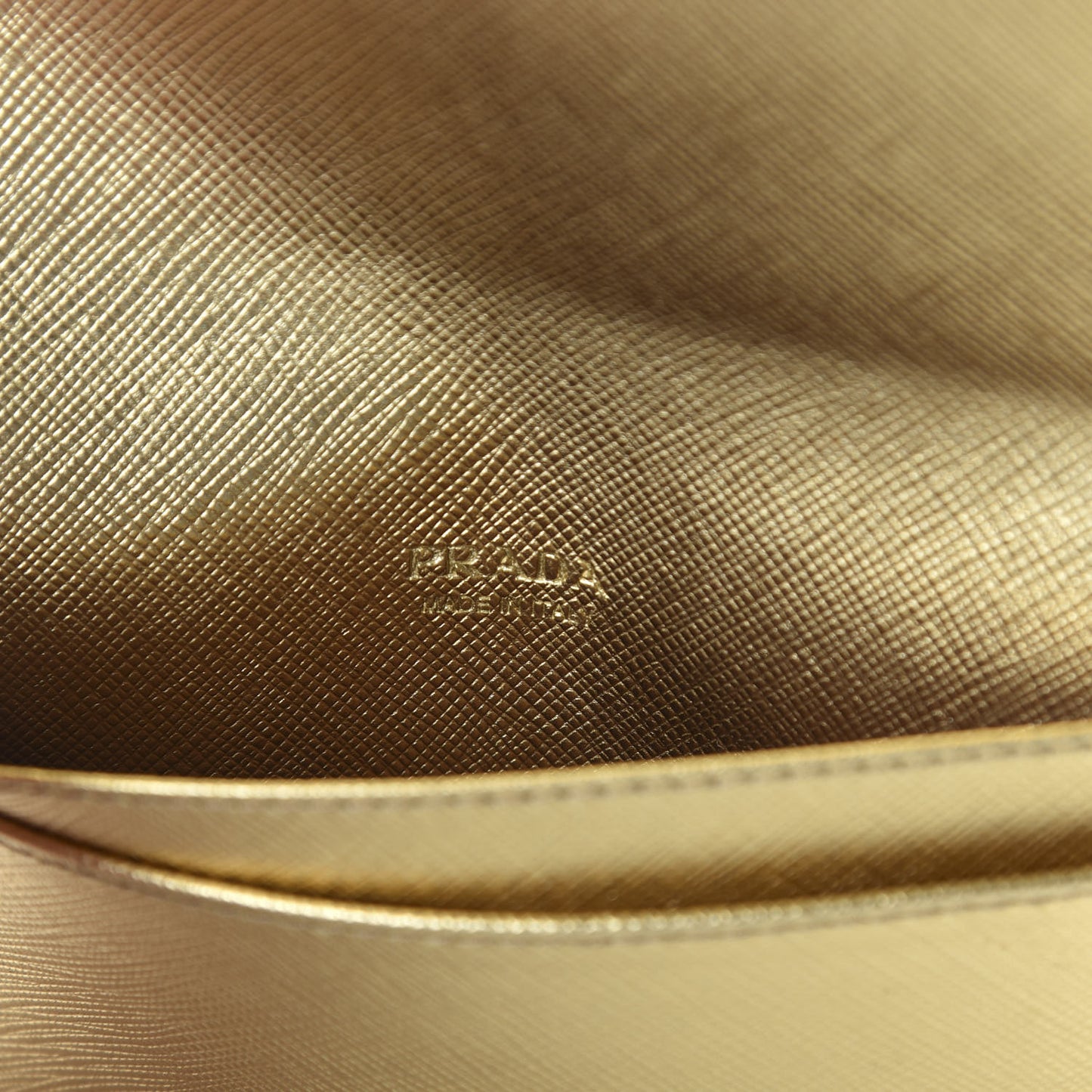 Saffiano Metal Bar Flap Wallet Platino