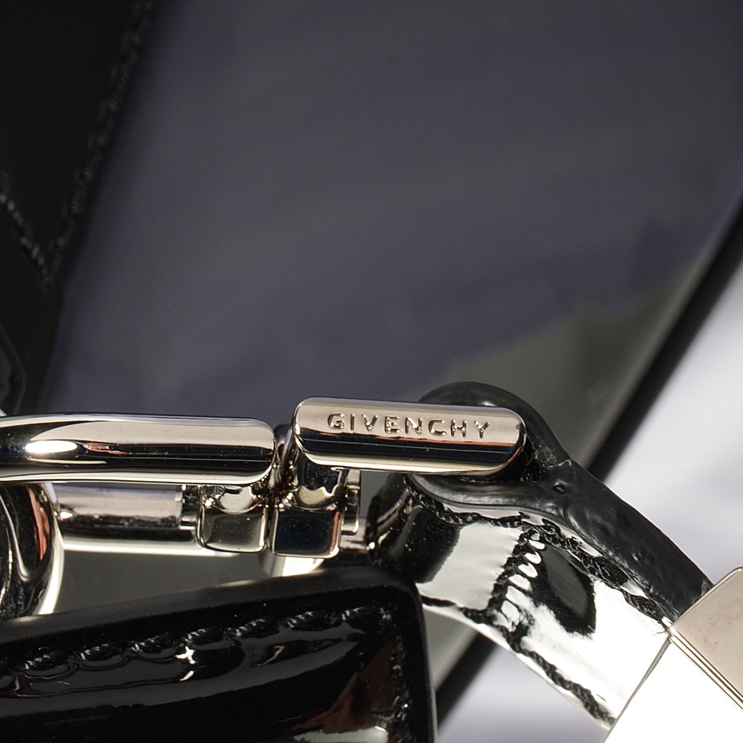 Patent Calfskin Medium Antigona Black