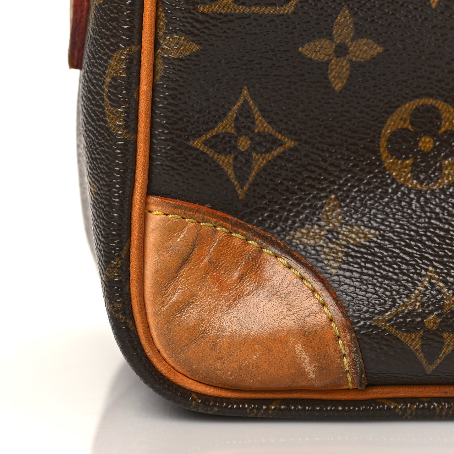 Monogram Nil 28