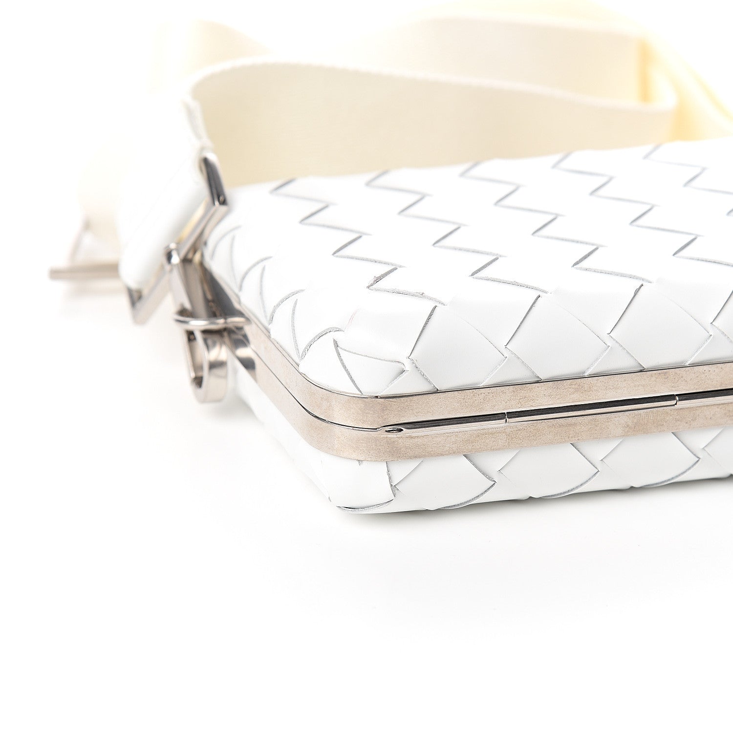 Bottega Veneta Spazzolato Intrecciato Mens Crossbody Messenger Bag Bianco 6 of 7