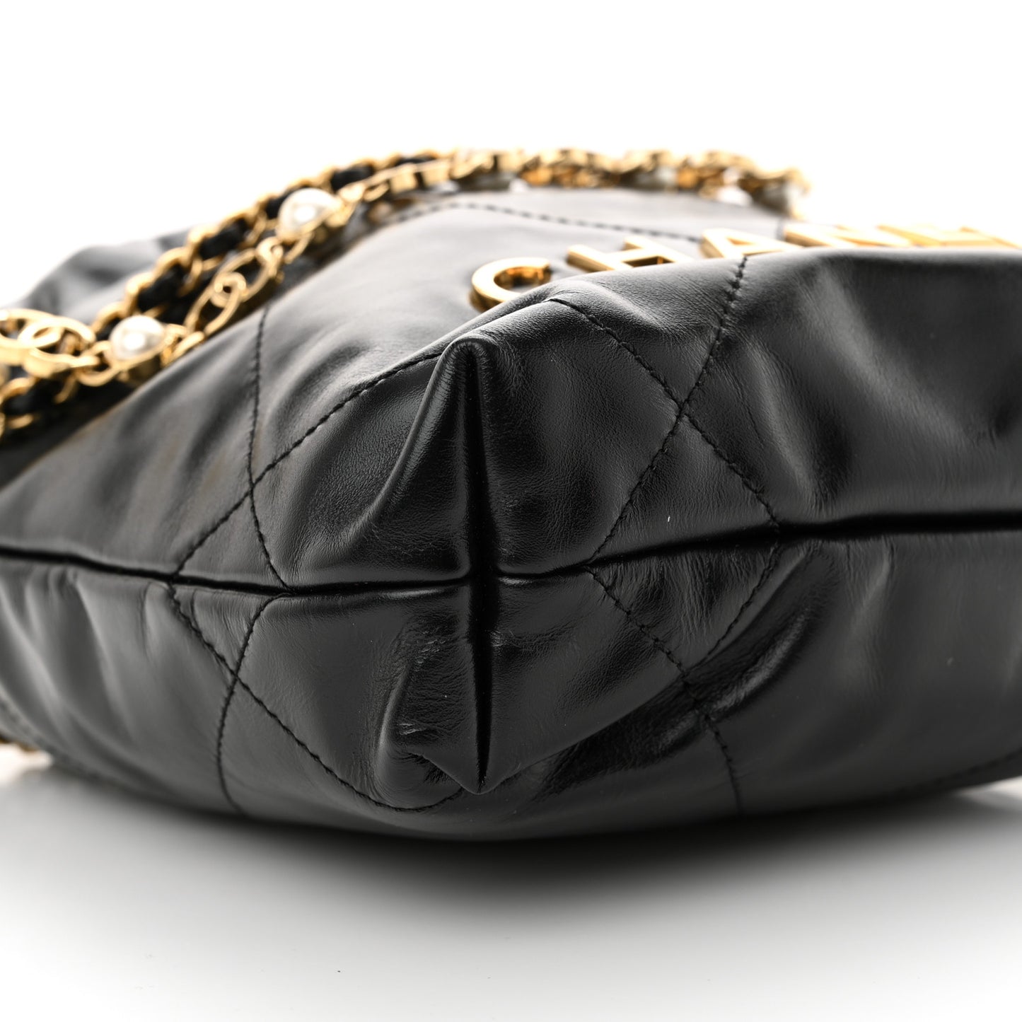 Shiny Calfskin Quilted Pearl CC Chain Mini Chanel 22 Black