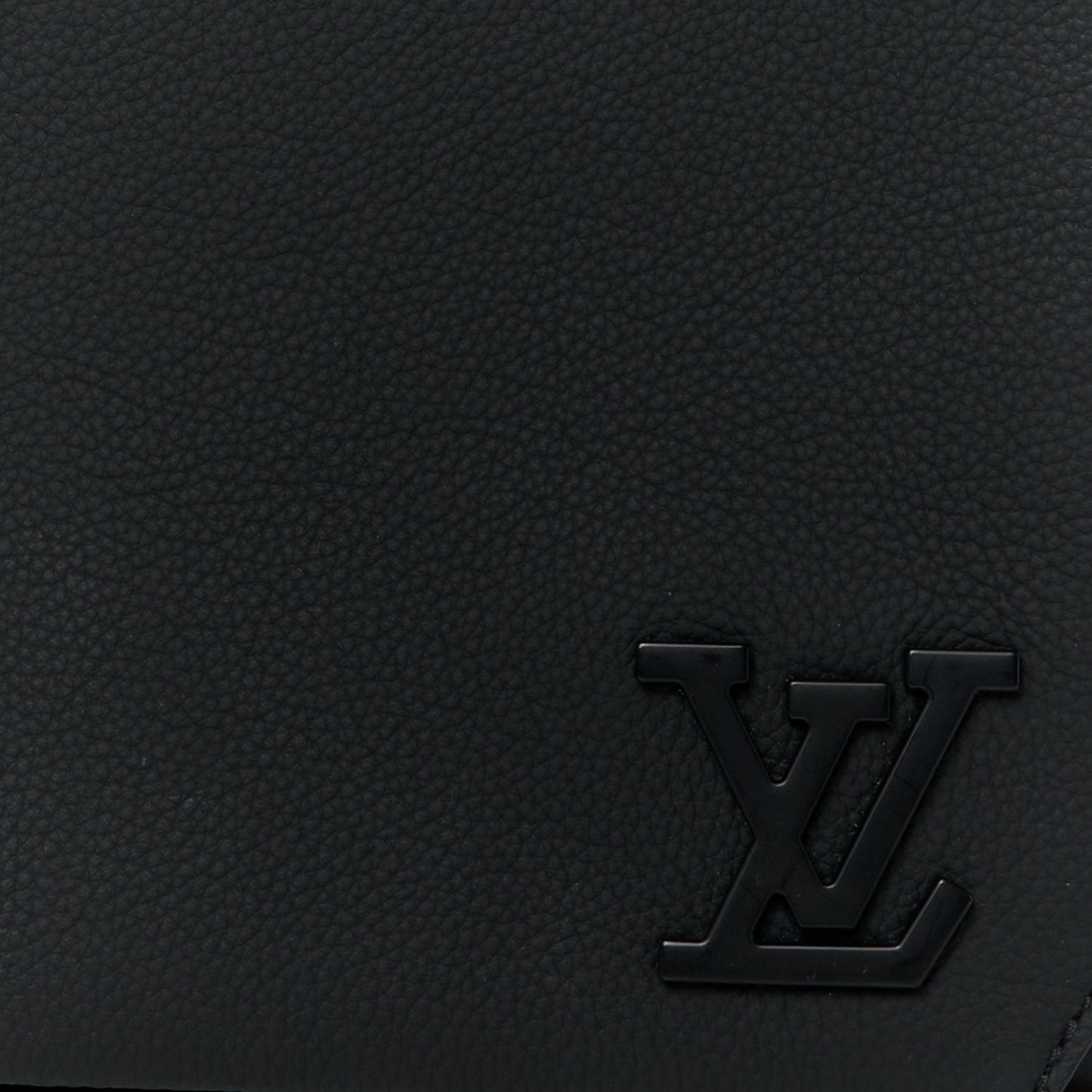 Calfskin Aerogram Messenger Black