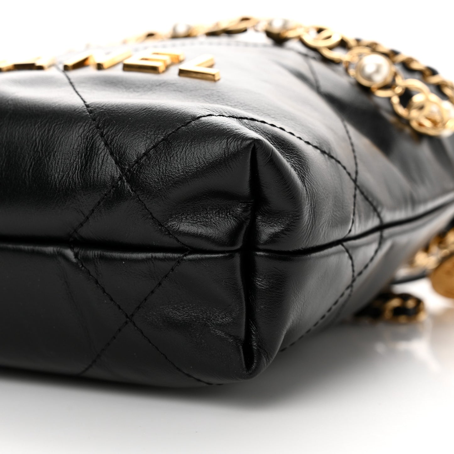 Shiny Calfskin Quilted Pearl CC Chain Mini Chanel 22 Black