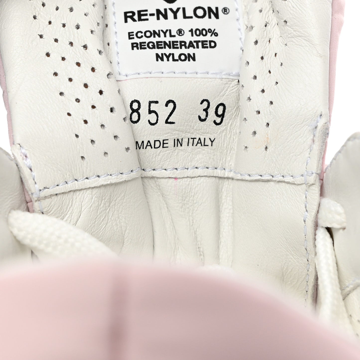 Re-Nylon Piuma Metal Triangle Logo Quilted 45mm Sneakers 39 Alabastro