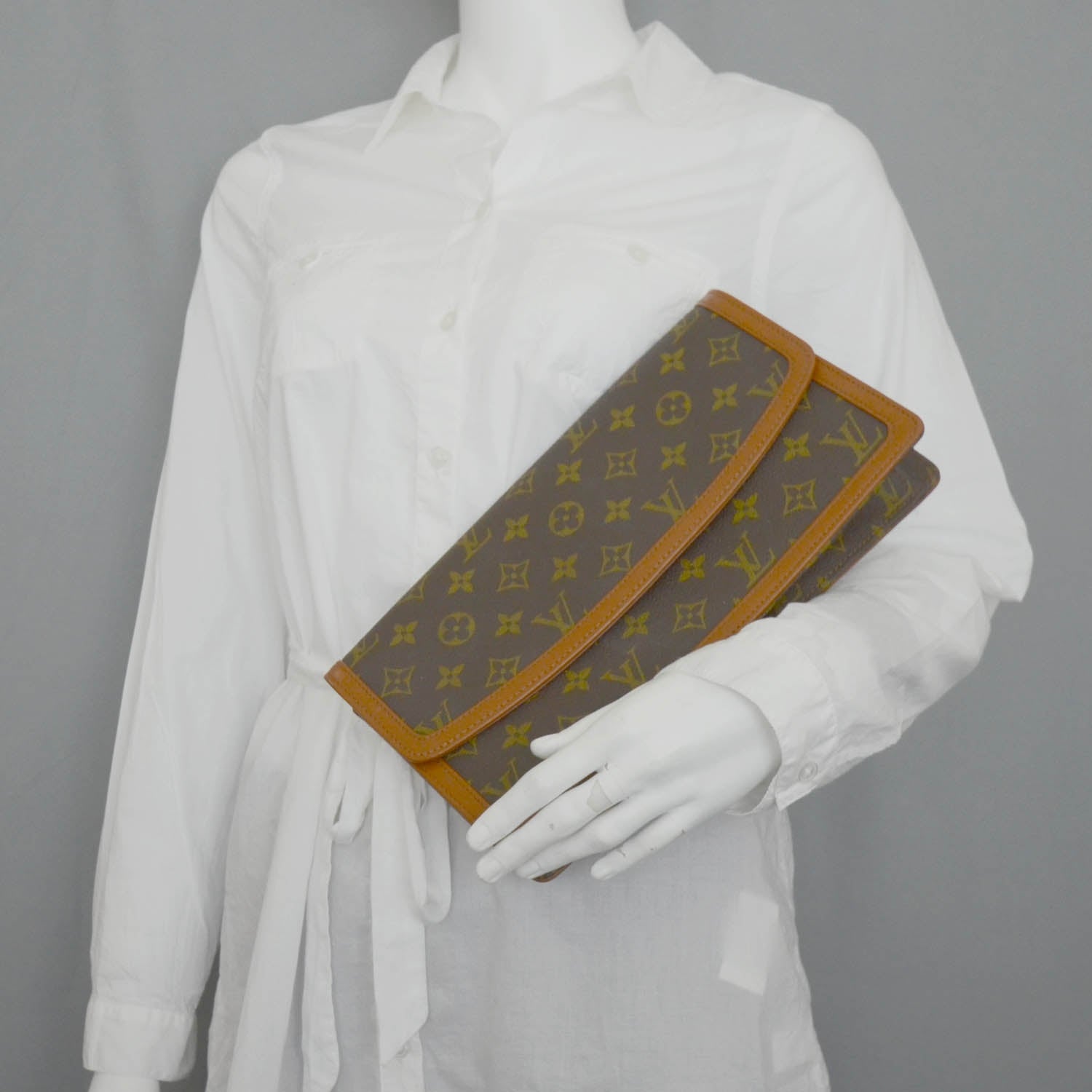 Louis Vuitton Monogram Pochette Dame 29 2 of 9