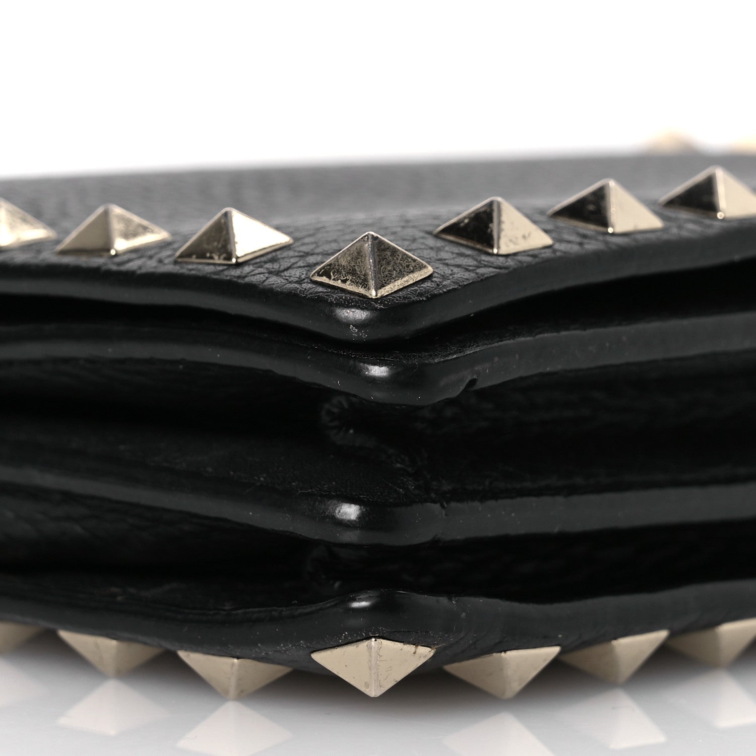 Valentino Garavani Pebbled Calfskin Rockstud Wallet On Chain Black 15 of 20