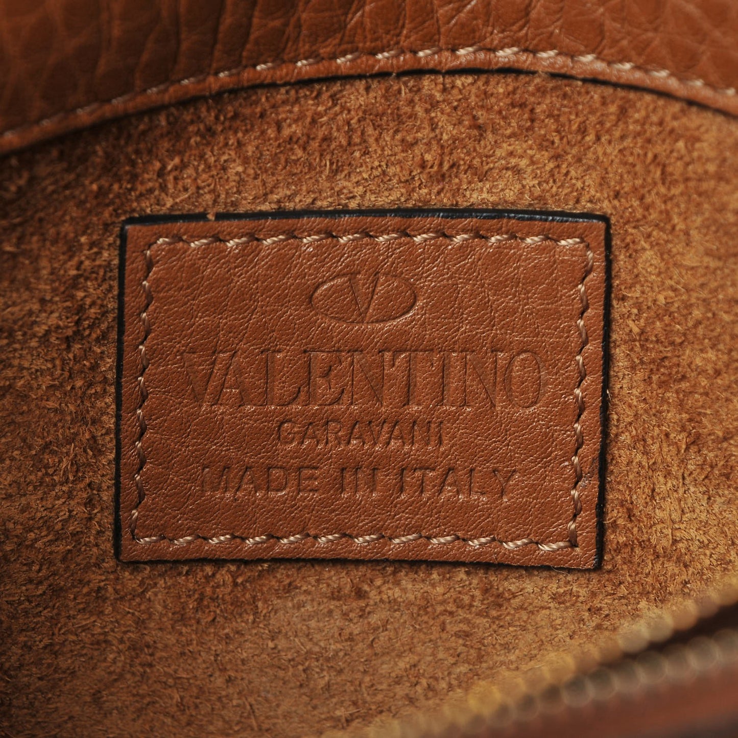 Grained Calfskin Rockstud Rolling Wallet on Chain Light Cuir