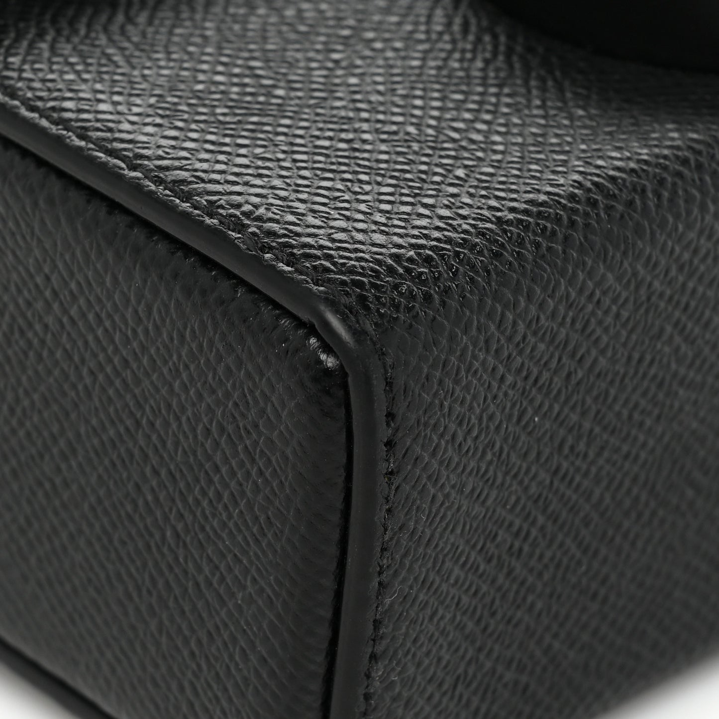 Ultra Matte Grained Calfskin 30 Montaigne Box Bag Black