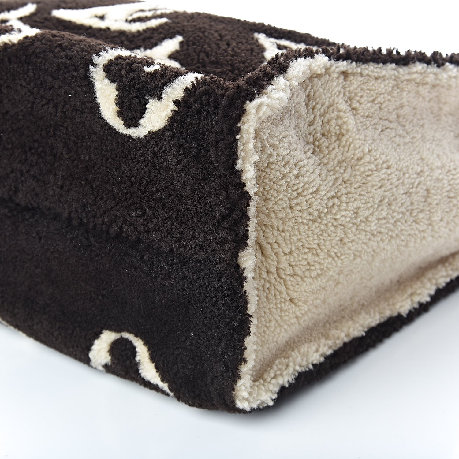 Louis Vuitton Shearling Monogram Giant Teddy Onthego GM Black White 9 of 10