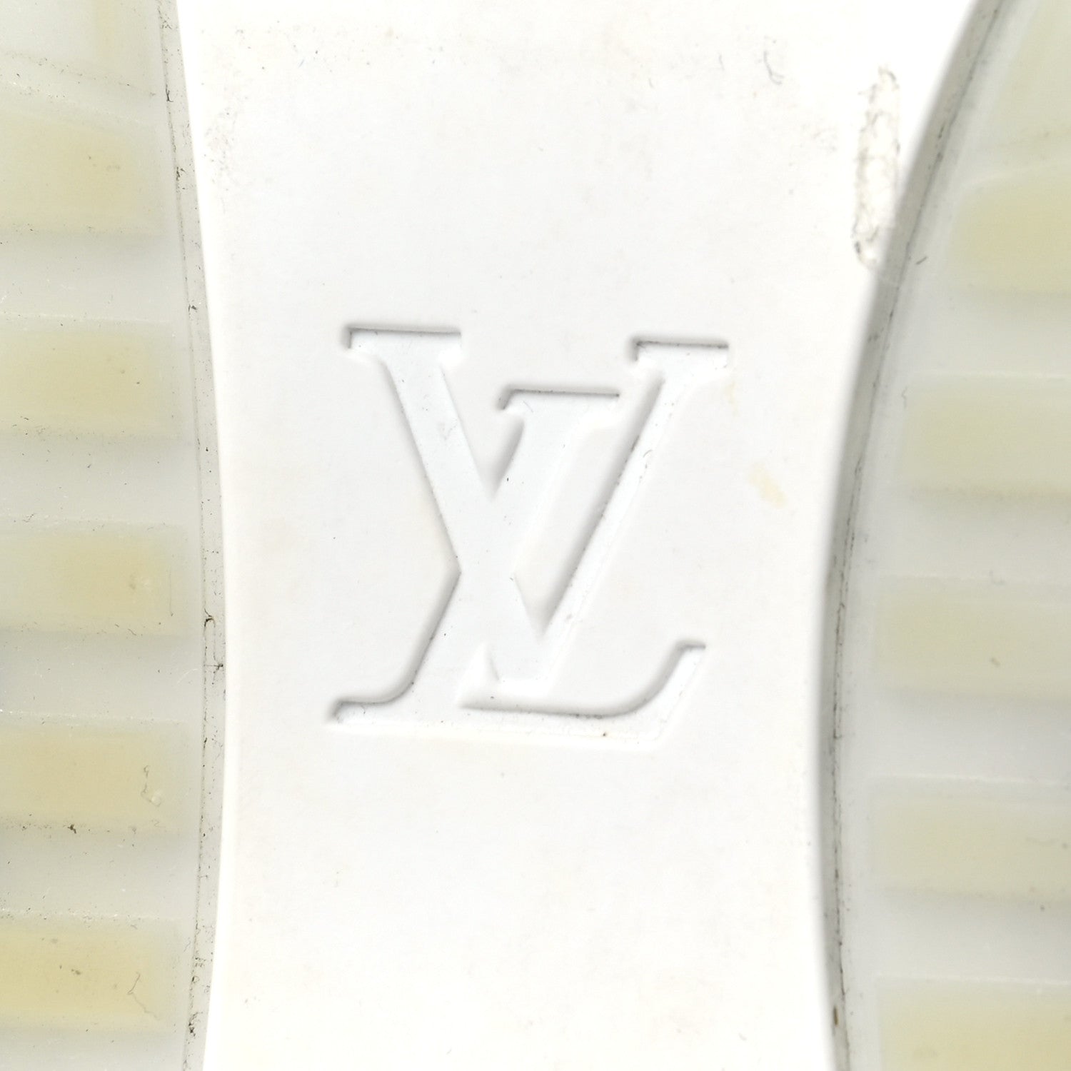 Louis Vuitton Technical Mesh Metallic Monogram Mens Run Away Sneakers 9 White 7 of 8