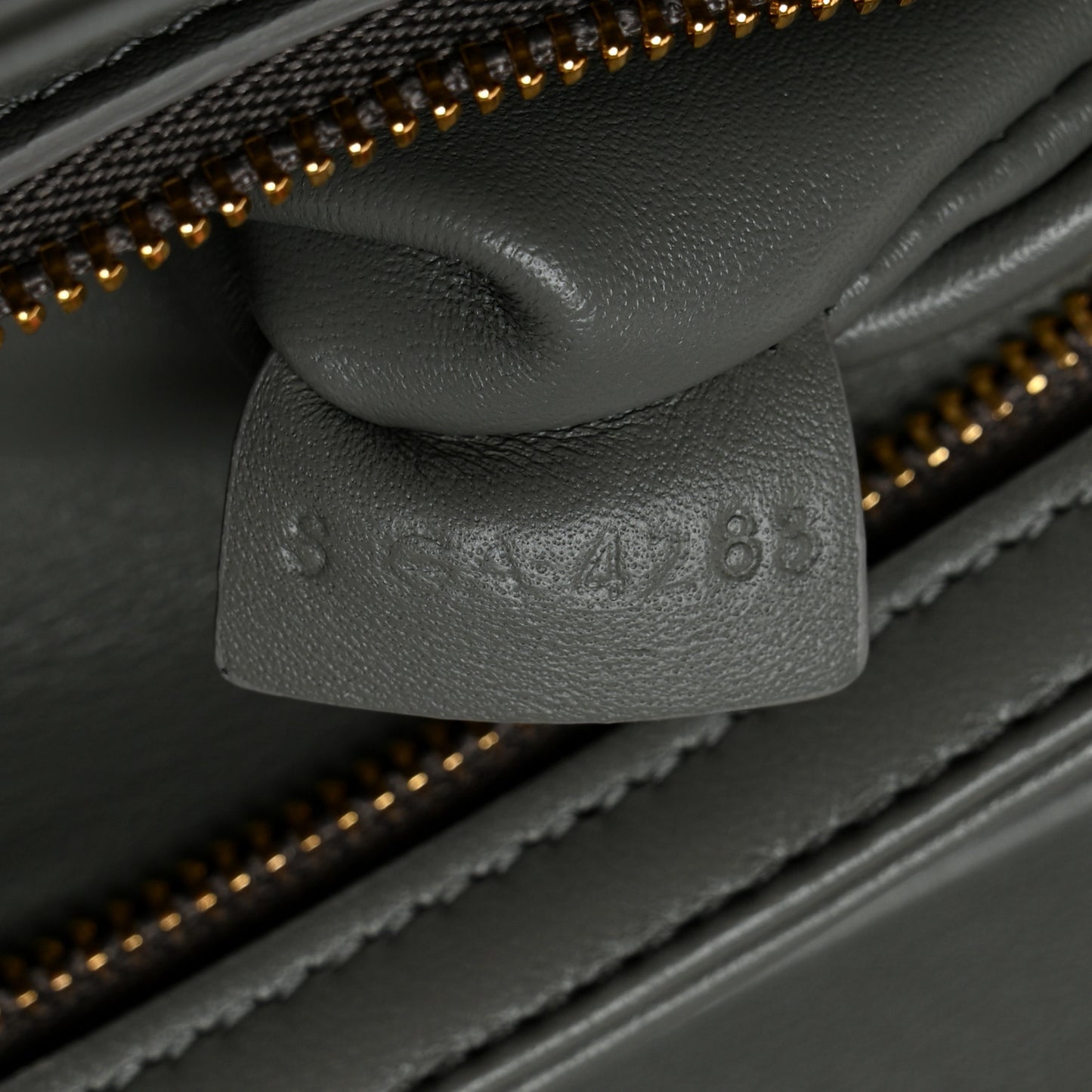 Shiny Calfskin Medium Triomphe Pebble