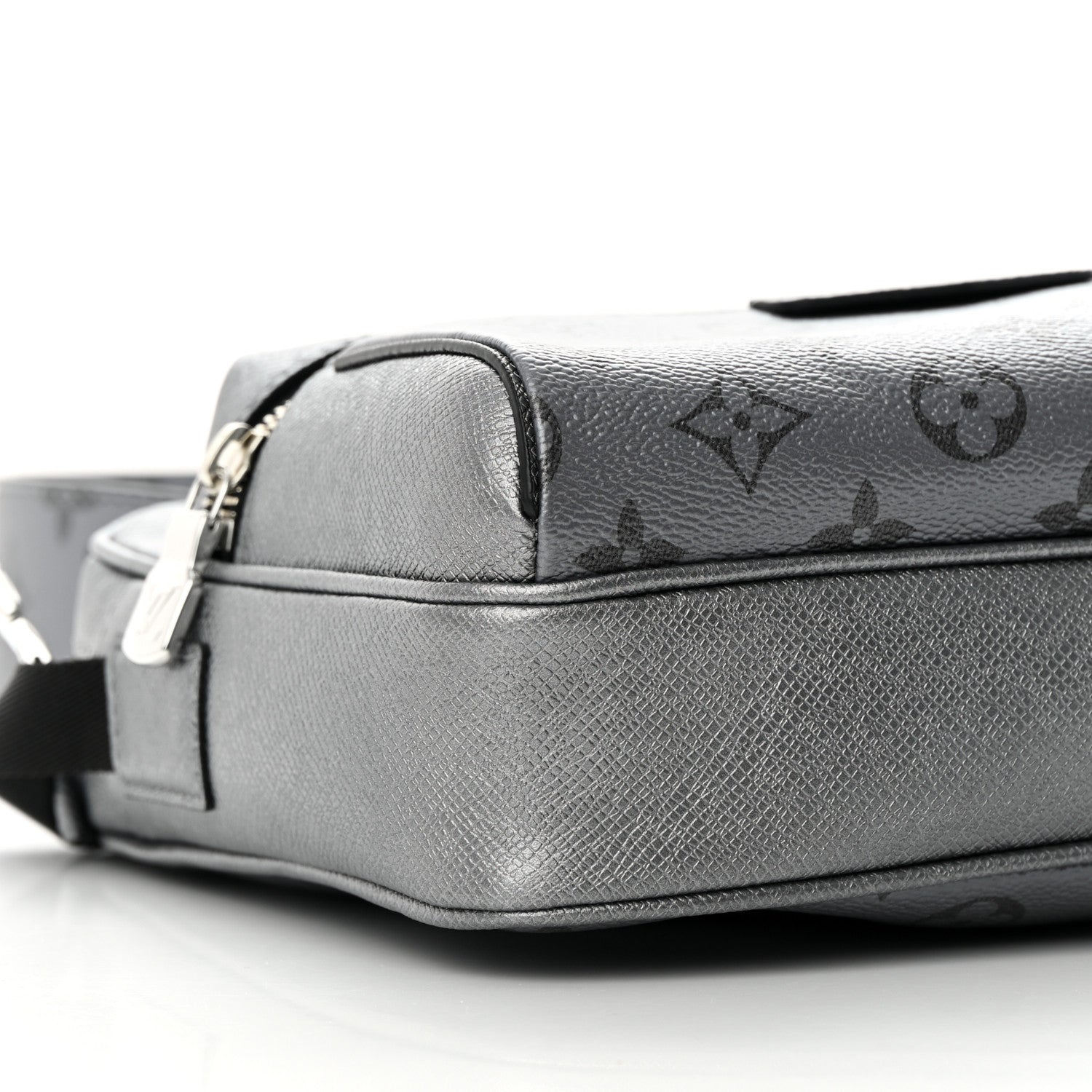 Louis Vuitton Taigarama Outdoor Messenger Gunmetal 8 of 9