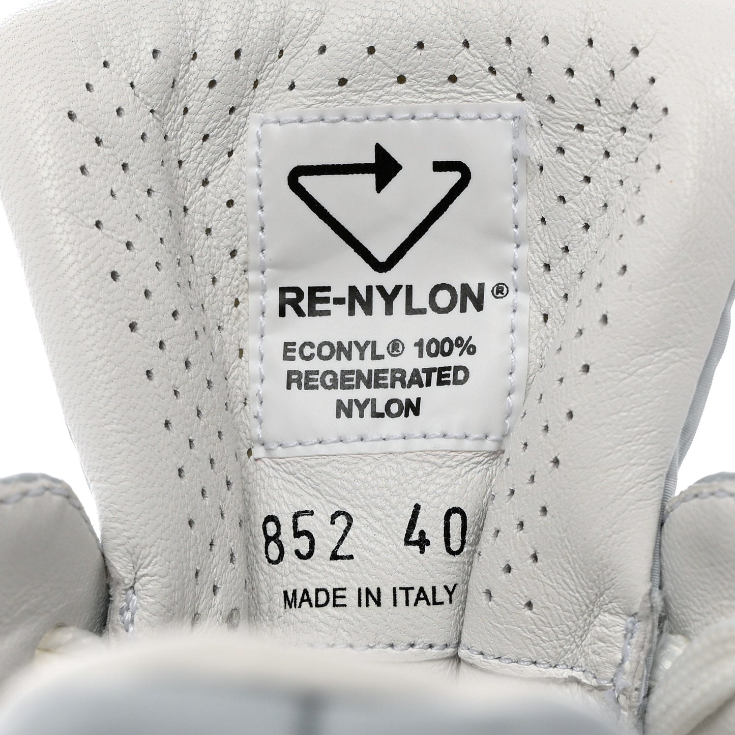 Re-Nylon Piuma Metal Triangle Logo Quilted 45mm Sneakers 40 Fiordaliso