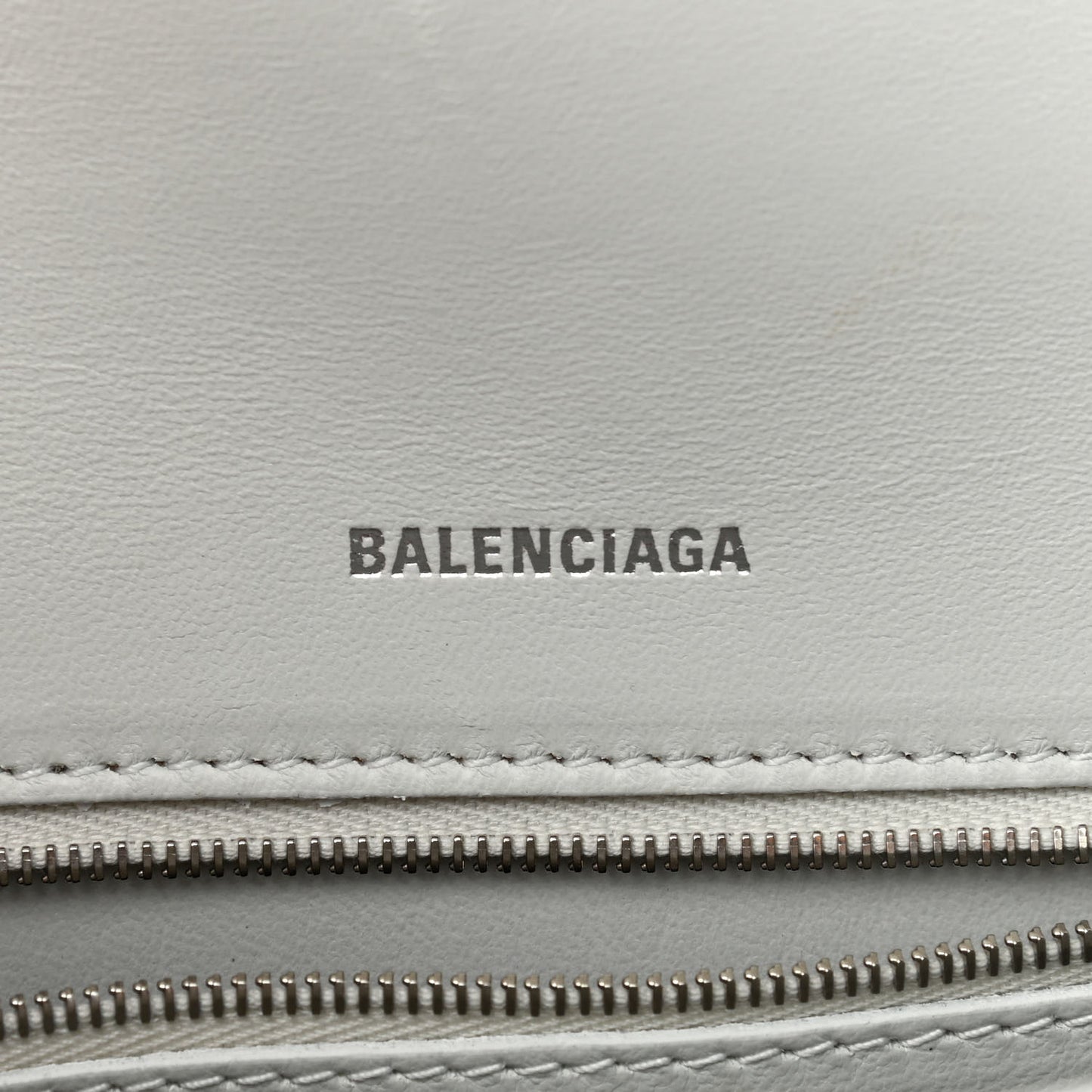 Shiny Box Calfskin Tonal B Small Hourglass Top Handle Bag White