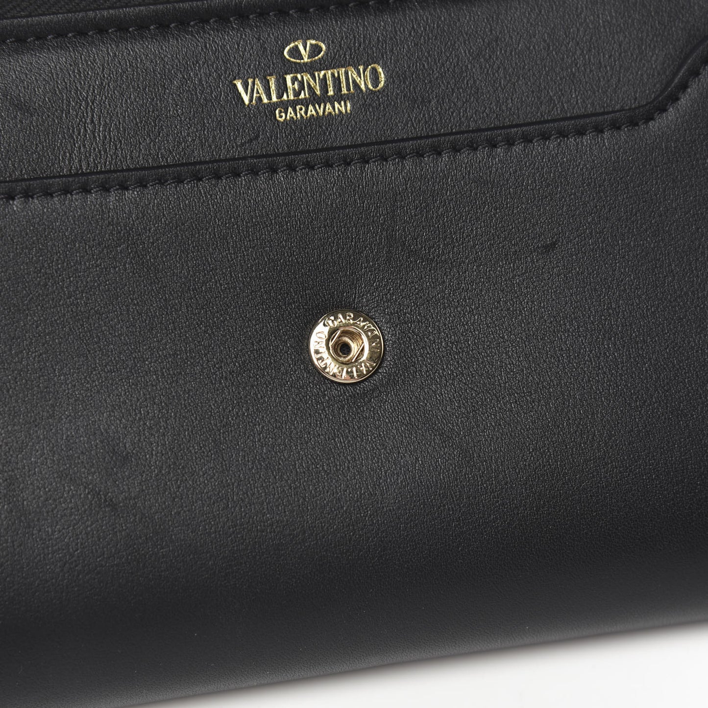 Vitello Rockstud Carry Secrets Continental Wallet On Chain Black