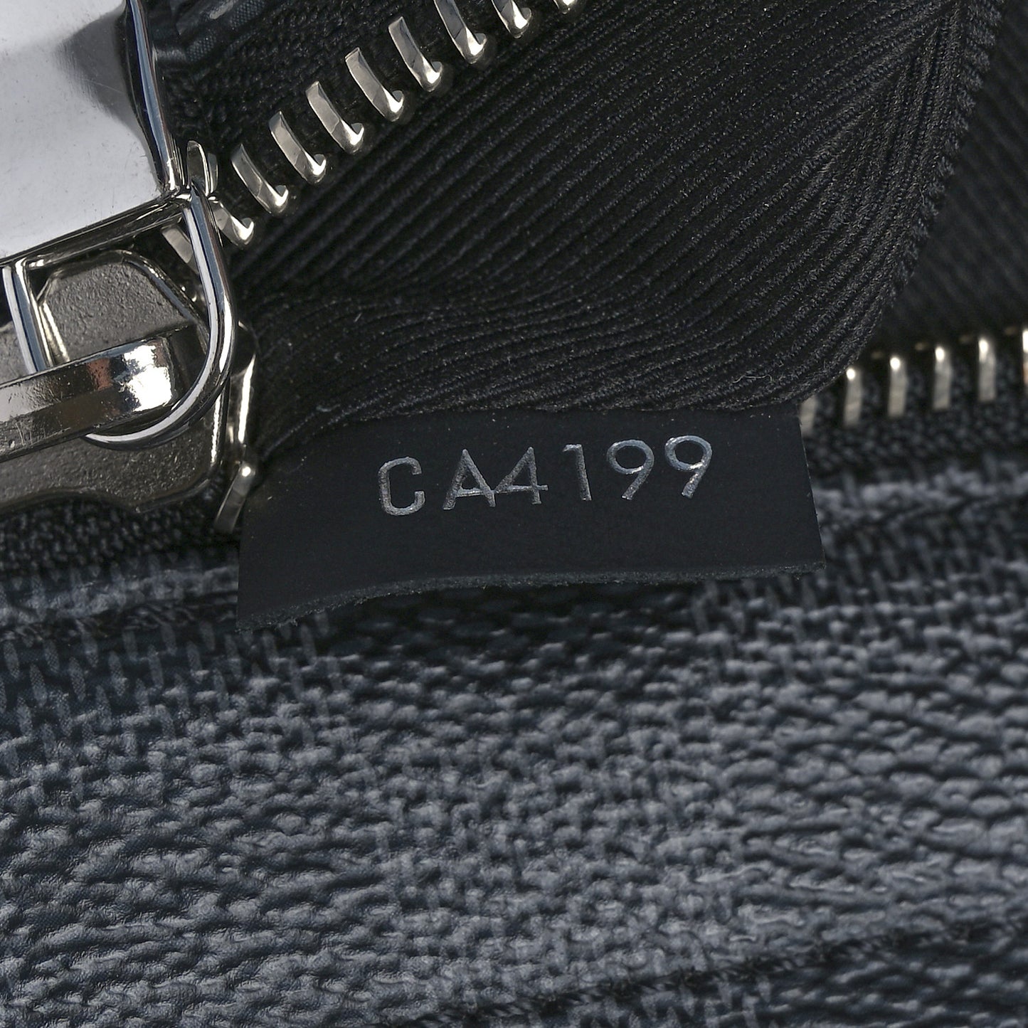Damier Graphite District MM