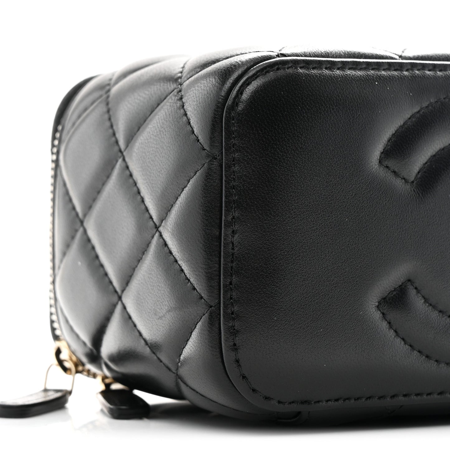 Lambskin Quilted Pearl Crush Small Vanity Case With Chain Black
